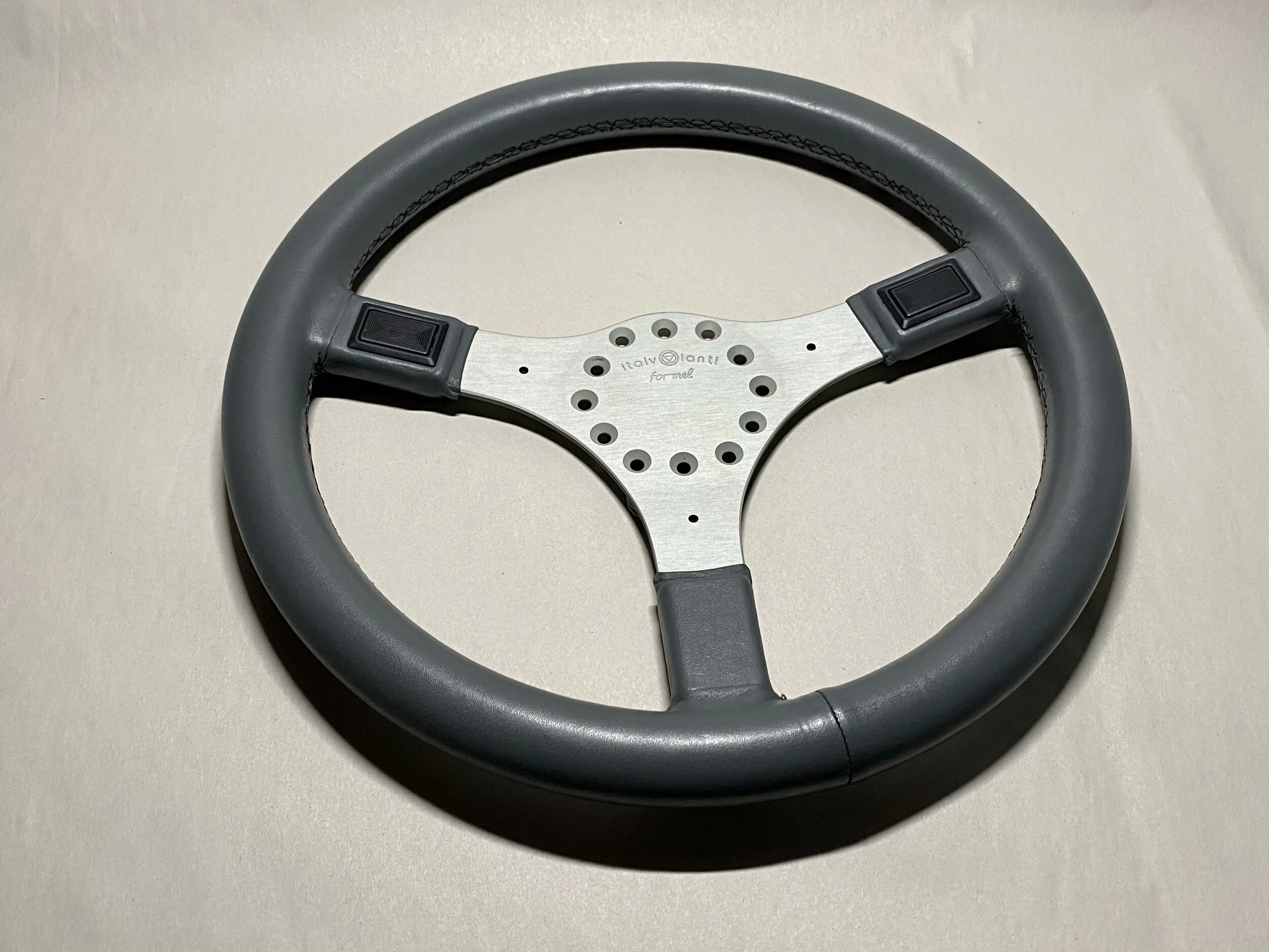 う*ー様 【当時物】italvolanti Formel ステアリング グレー NOS Grey Italvolanti Formel Steering Wheel / The Paddock