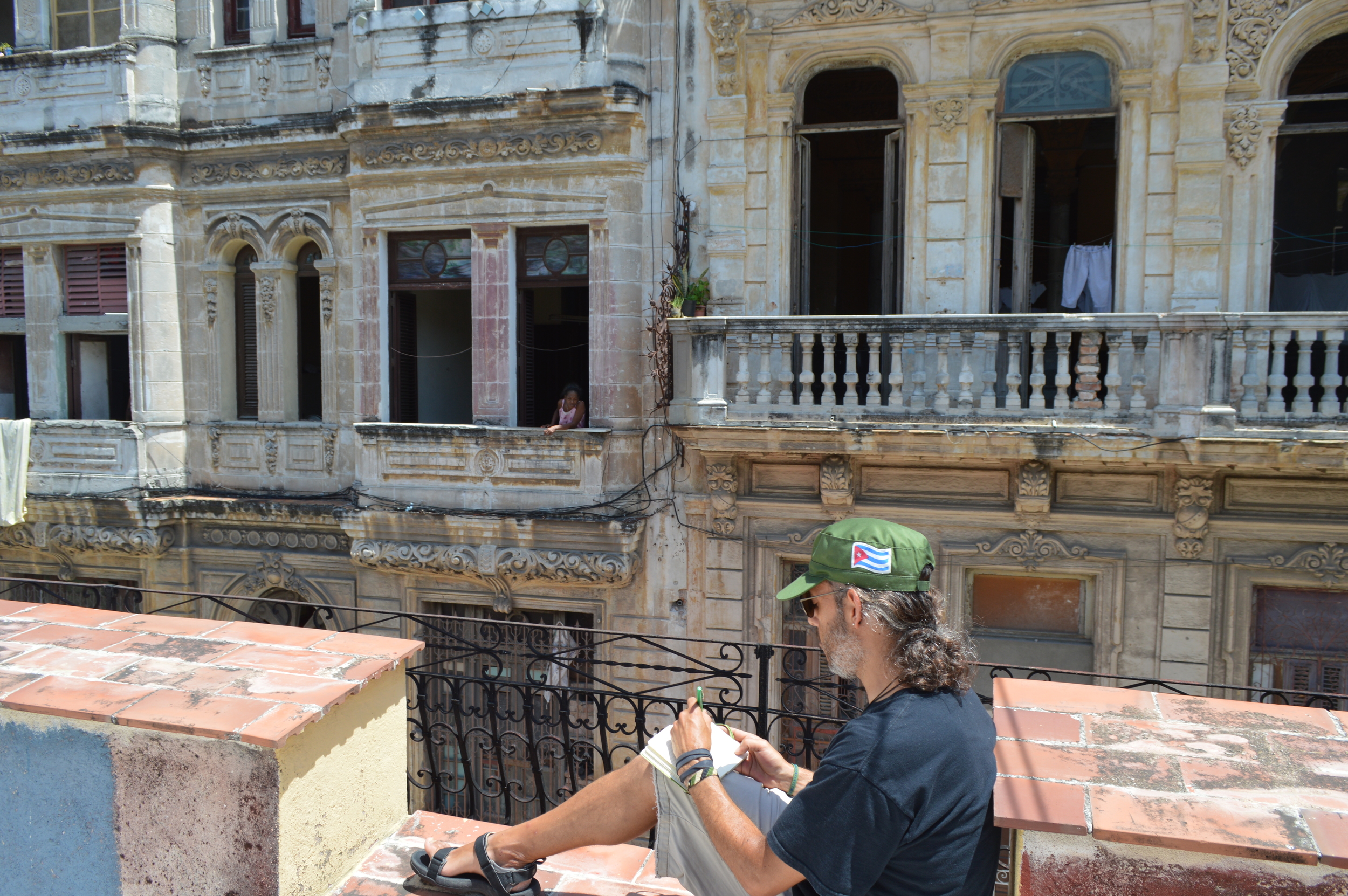 Sketching in Centro Habana, across from paladar "La Guarida" Sketching in Santa Clara | Boceteando en anta Clara