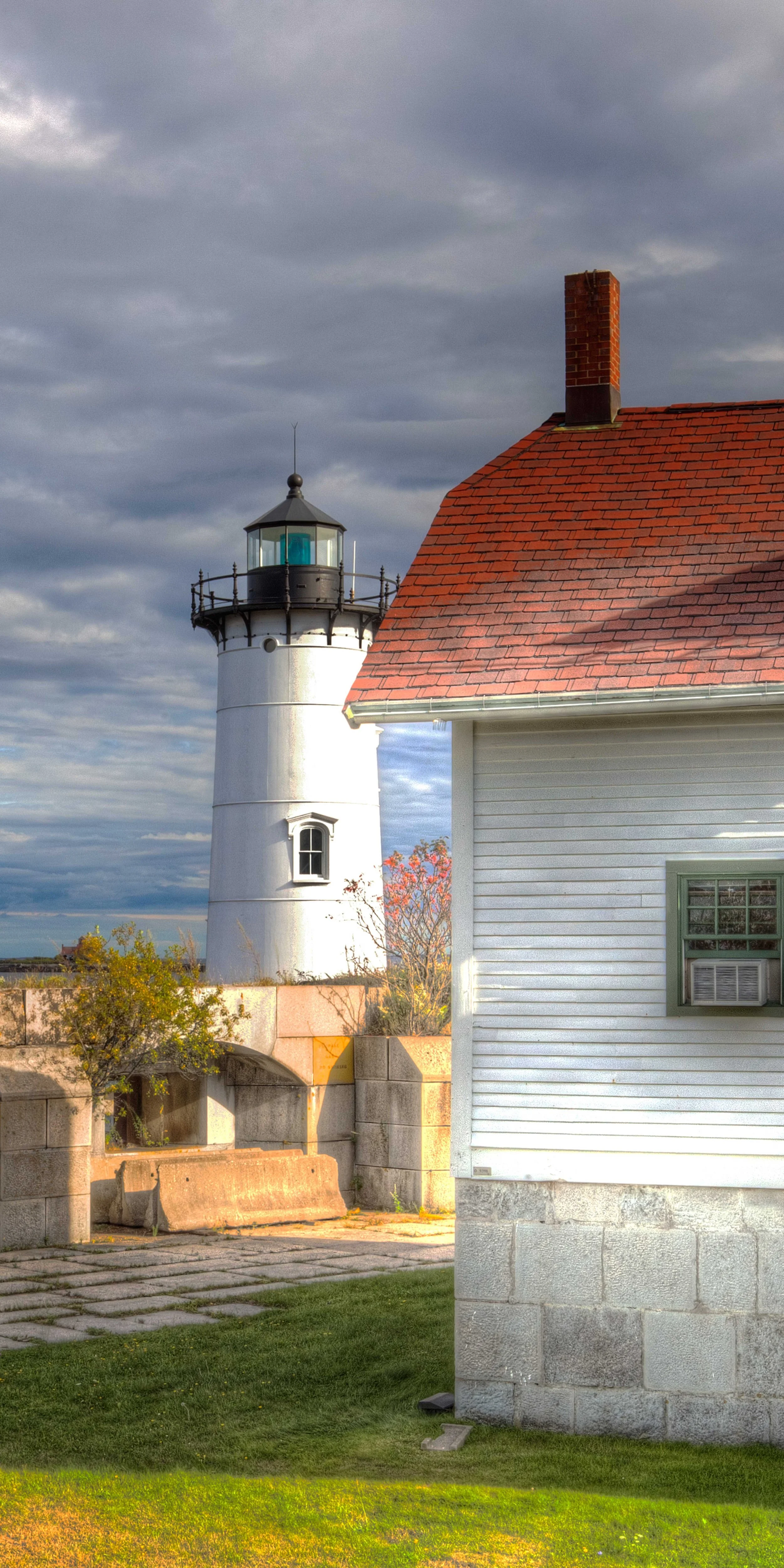 Portsmouth Head Lighthouse w House 20130913 V1.jpg