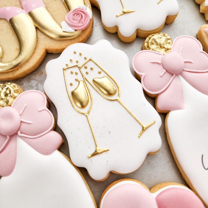 Cheers to the end of the school holidays for the Mummas out there! We made it! 😂 

Cannot wait to show you the rest of this stunning set of cookies I did for this wonderful lady's 50th! They were stunning! 😍

If you need cookies for May or June, ge