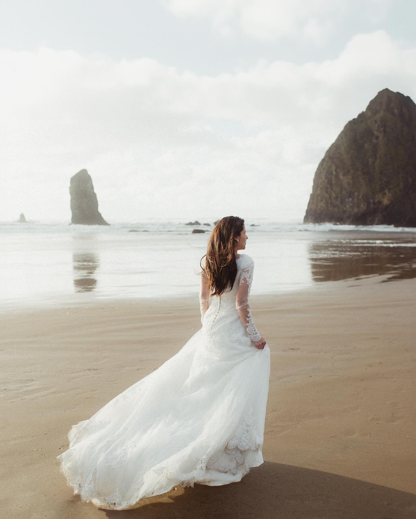 Oregon 💚🤍 #utahweddingphotographer #destinationweddingphotographer #blackandwhite #cannonbeach #