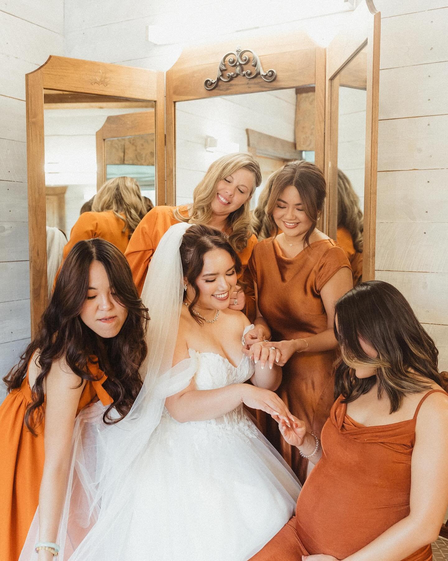 The girls 🧡 #utahweddingphotographer #weddingdetails #utahphotographer