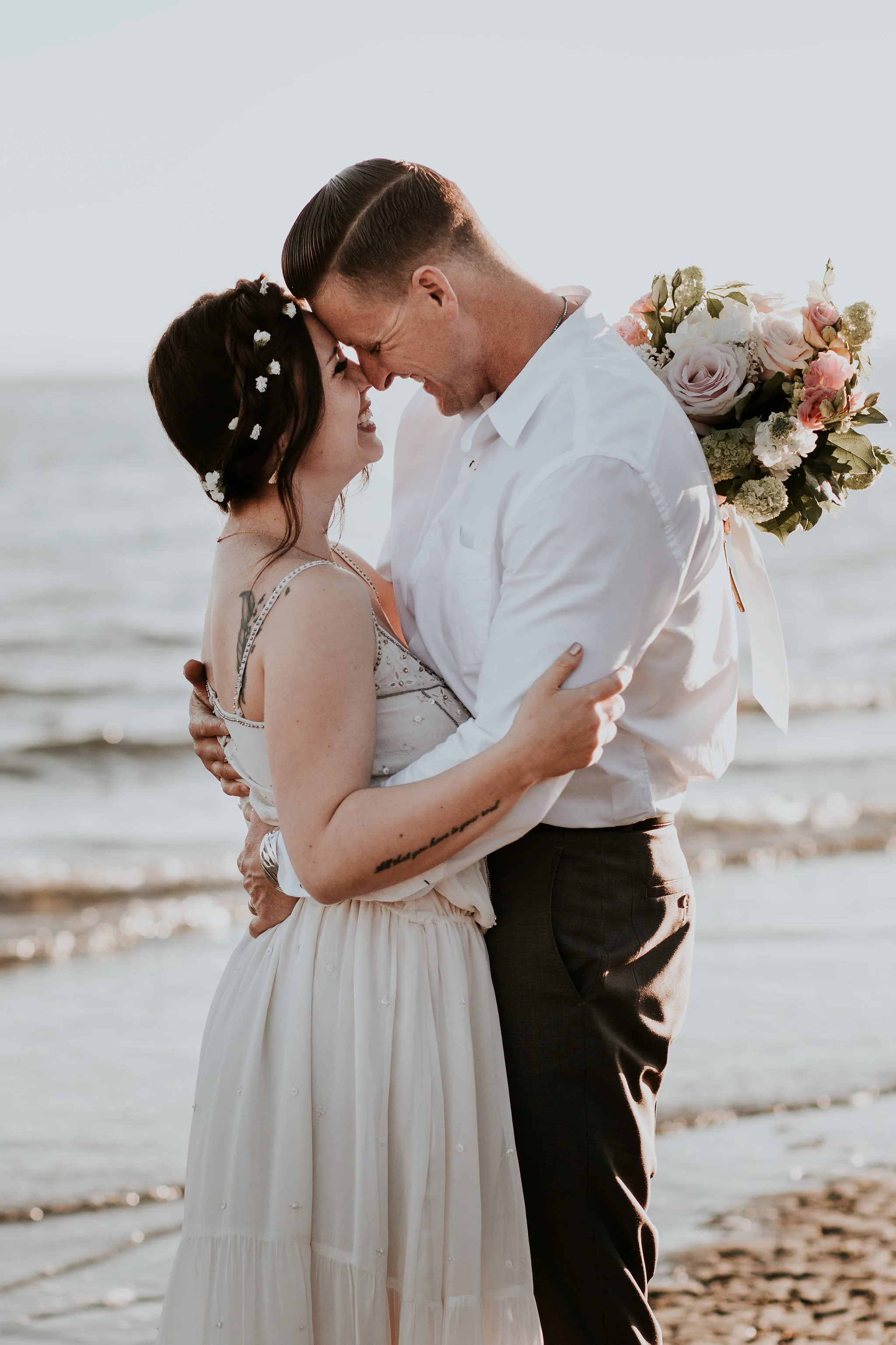 Keanna’s bohemian style bouquet included blooms of peonies, roses, lilac, and viburnum.