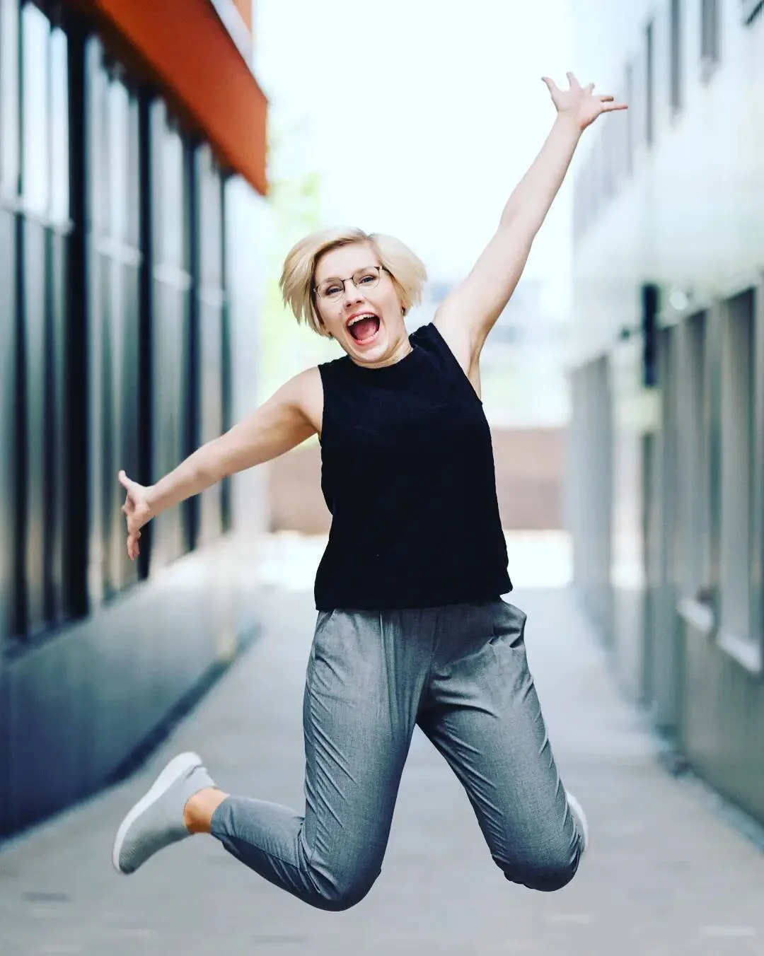 #portraitShooting mit @yelenavakker vor ein paar Wochen; an meiner Lieblings-Location, dem Werksviertel in München.
... 
#portrait #portraitphotography #businessportrait #fun #colorful #enjoylife #munich #photography #photographer #streetphotogr