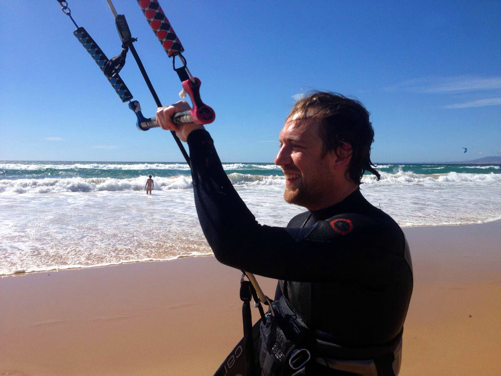 Henrik Frensch dreht und produziert Filme und war schon fast überall auf der Welt zum Wellen reiten, kann es aber immer noch nicht richtig. Richtig sicher fühlt er sich dafür auf dem Kite-Board.