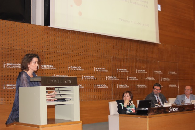 Inés Francés explicando su ponencia. En la mesa: Pilar Elcarte, Alfredo Martínez y Juan Carlos Oria