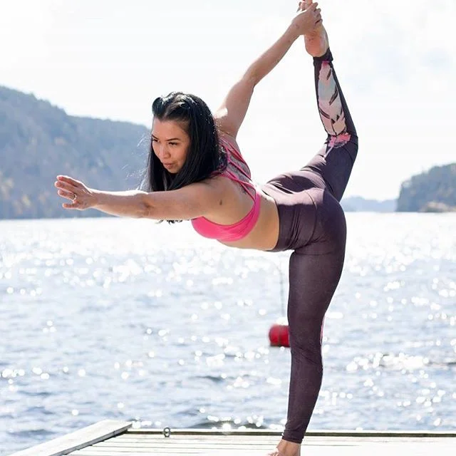 Chanisa Kristensen Underviser Yoga Energy (200 RYT Absolute Yoga Academy) Ashtanga(200 RYT Absolute Yoga Academy) Chanisa er full av energi og gir masse av dette til alle medlemmene på Emijoly. Hun begynte med yoga, rett og slett på grunn av at hun ville ta noen kule instagram bilder. Dette uviklet seg til å bli hennes største lidenskap og etterhvert livsstil. Chanisa sine yoga timer er svært behagelige, energiske og bærer preg av hennes faglige tyngde. Chanisa har jobbet i Emijoly siden oppstarten og har timer tirsdag, onsdag, torsdag og holder i tillegg workshops.