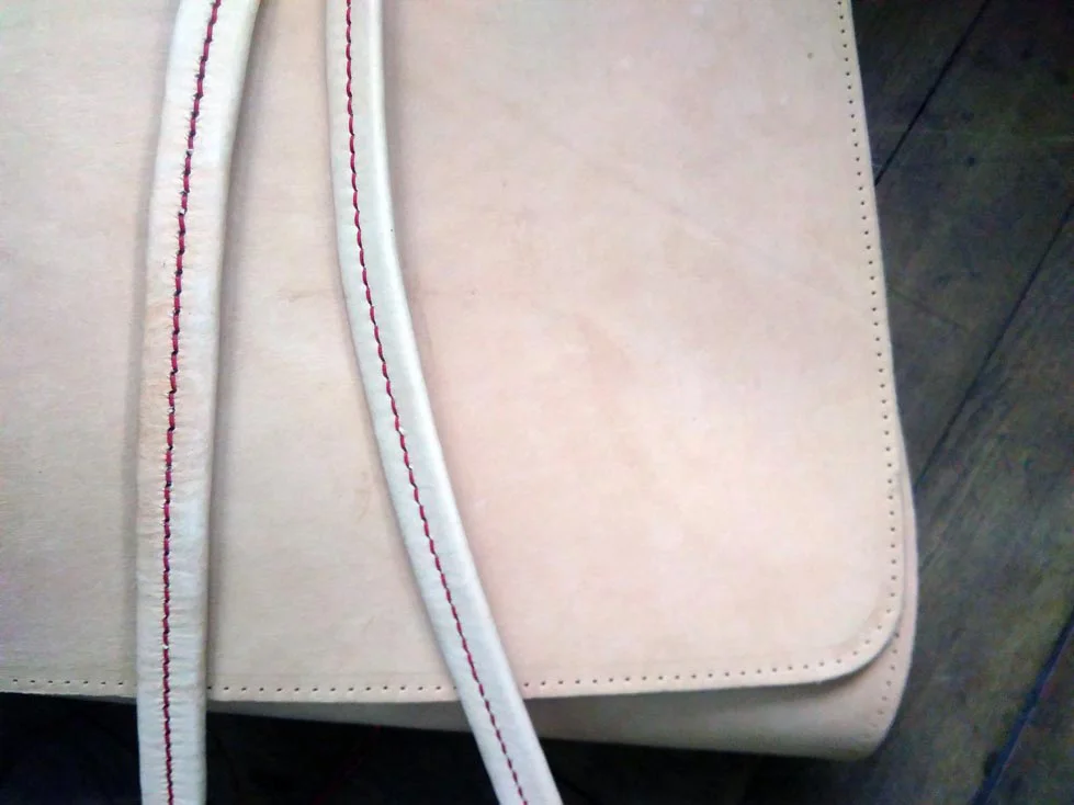 (c)massschuhmacherei_ledertasche_handgenaeht_massschuhe.jpg