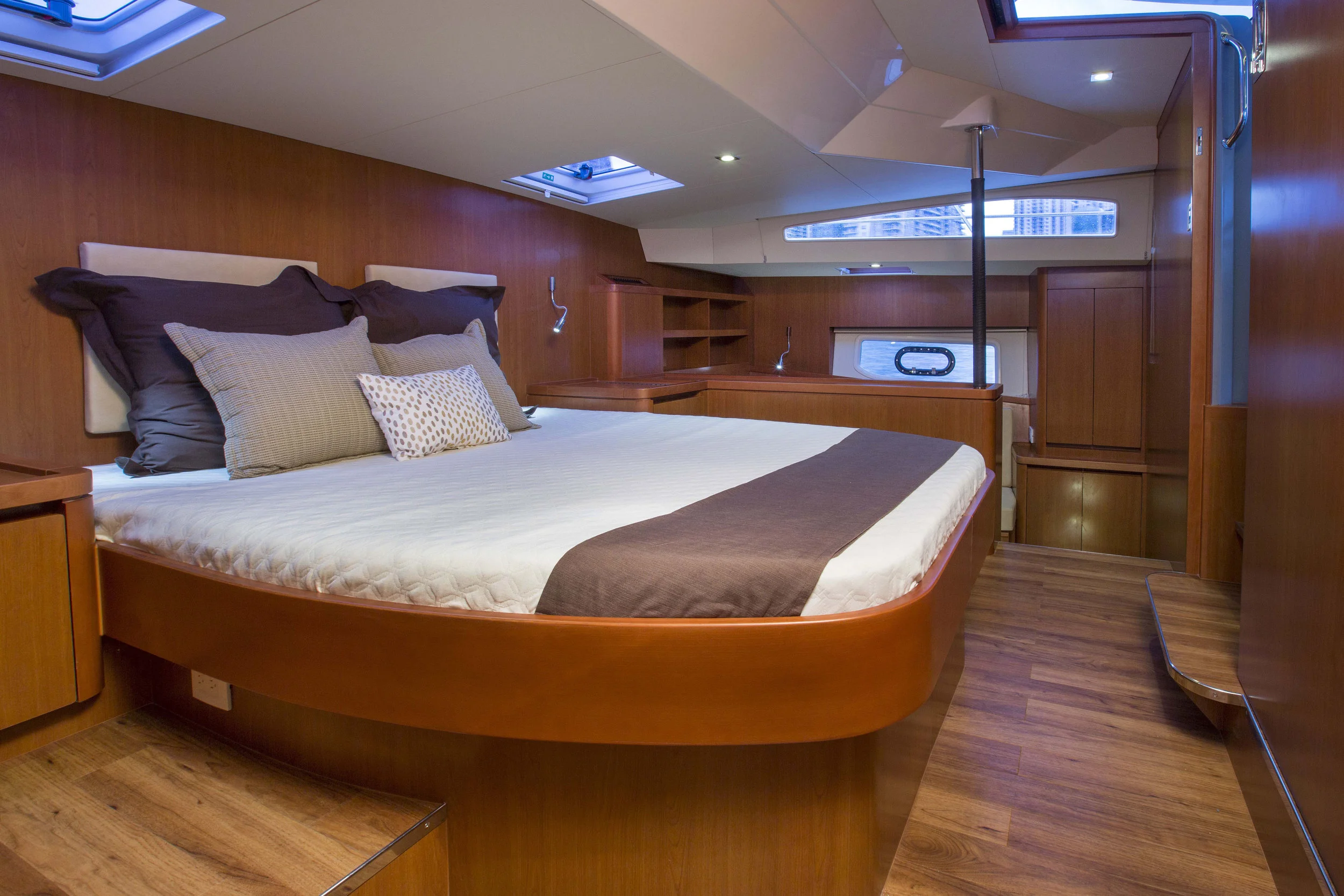 MarineMax 443 master cabin.jpg