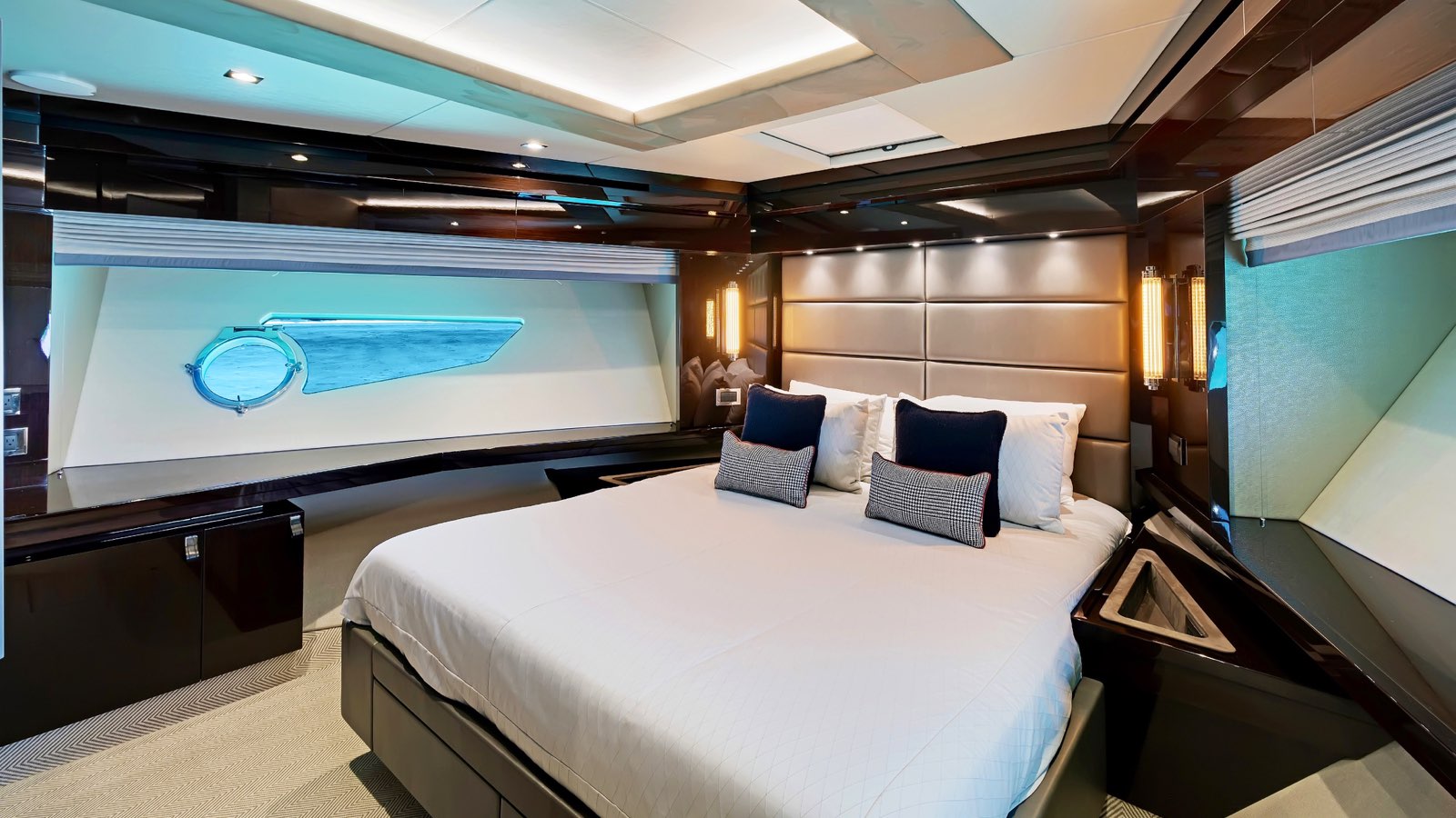 Enterprise_charter_yacht_iyc_interior_VIP_1.jpeg
