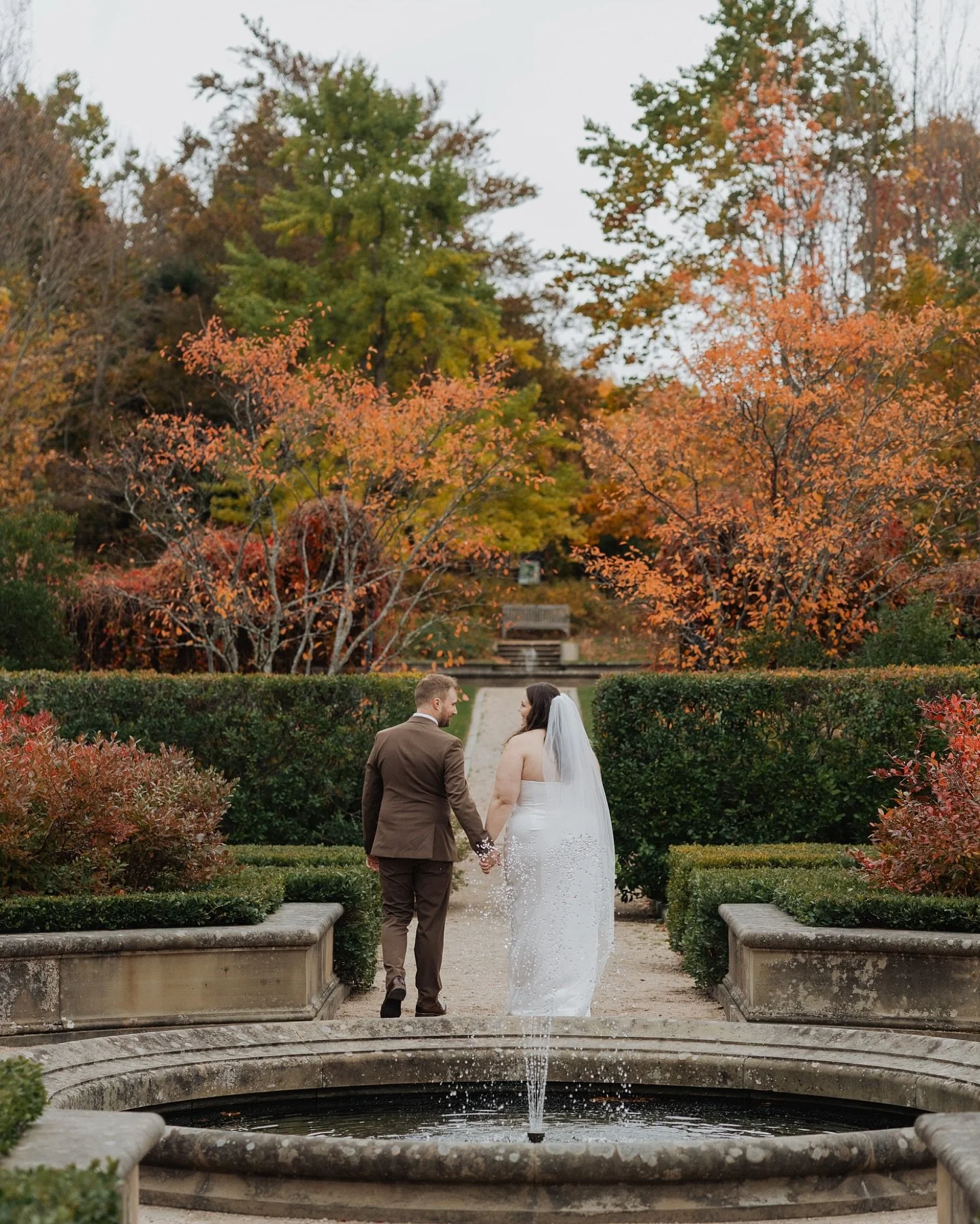 A peek at Isabella &amp; Grayson&rsquo;s autumn wedding in the Annapolis Valley.
.
October 2025 || Benjamin Bridge Winery
.
Ceremony venue: @benjaminbridge