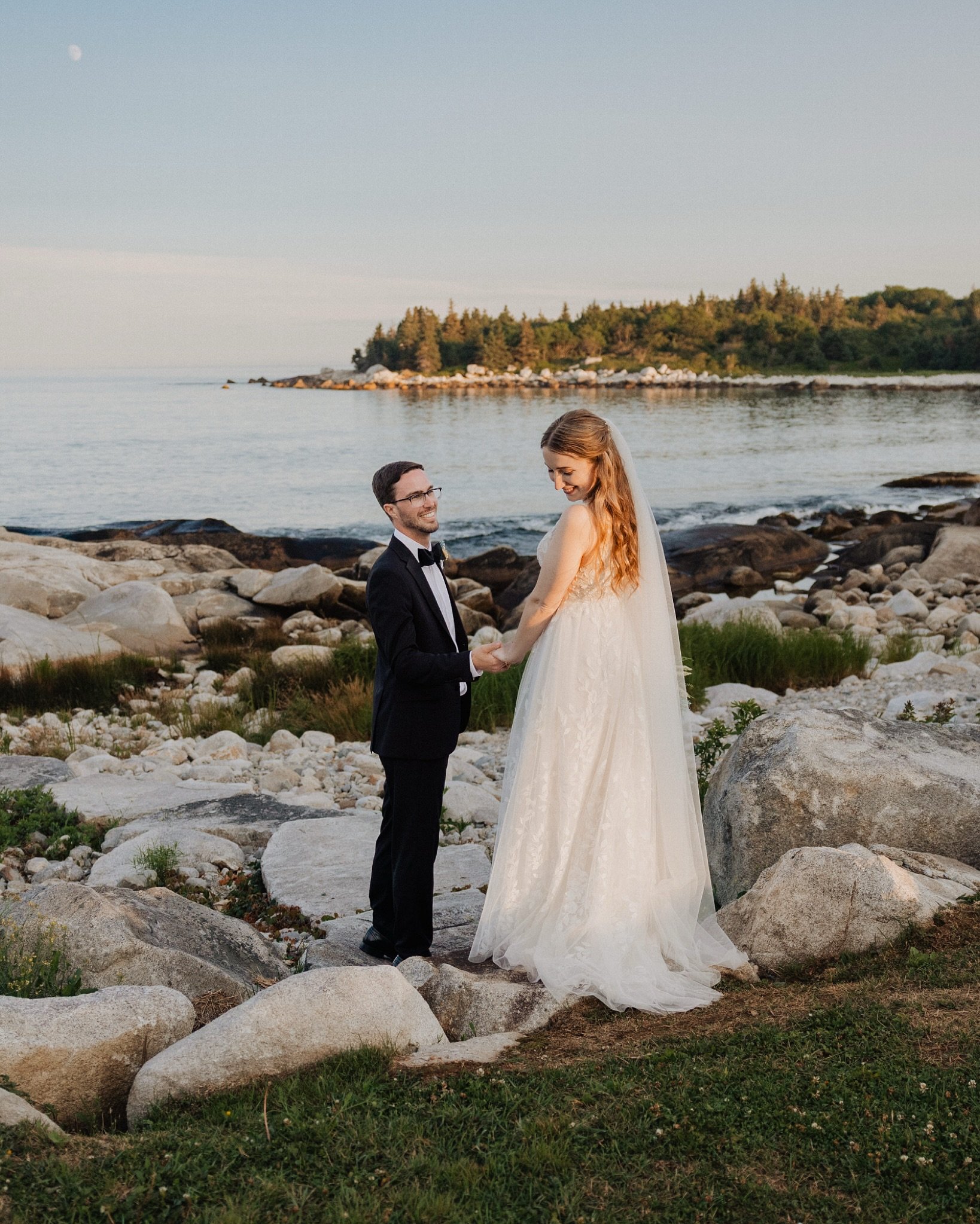 Blue skies, private vows by the ocean, a trip to their favorite beach &mdash; ending their day with one of the most breathtaking sunsets&hellip;These are just some of the highlights that made Jess &amp; Chayce&rsquo;s day even more special.
.
Congrat