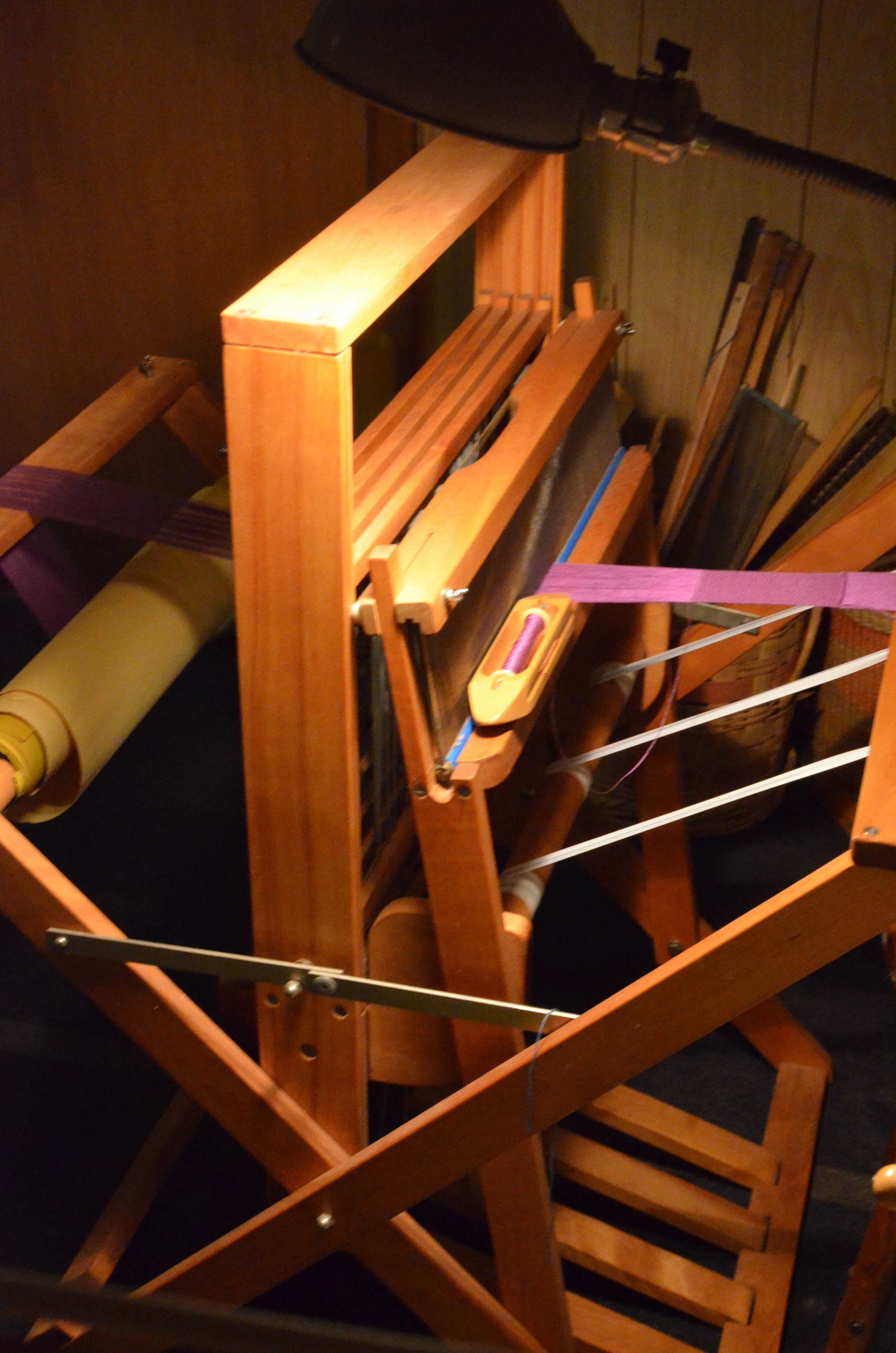 The end having been hemstitched, it is time to weave!