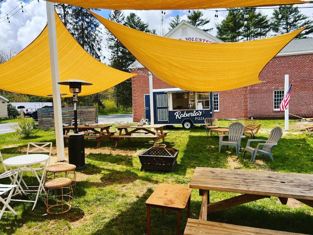 The backyard at Roberto's is opening with some serious Big Elm Selections pouring on tap!
The weather is starting to look up so swing by, grab some brick oven pizza and a fresh pint of Big Elm Beer!
@robertospizza413 
#beer #pizza #413 #berkshires #b