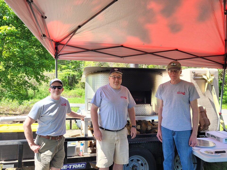 Pete-za is here and ready for you! Come down to Sheffield for delicious pizza and beer!! Perfect combo for a perfect day!! Both taprooms open at 12pm. Cheers!! #bigelmbeer #berkshirehardseltzer #liveBRK #tasteberkshires #TakeAMomentMA #takeamomentma 