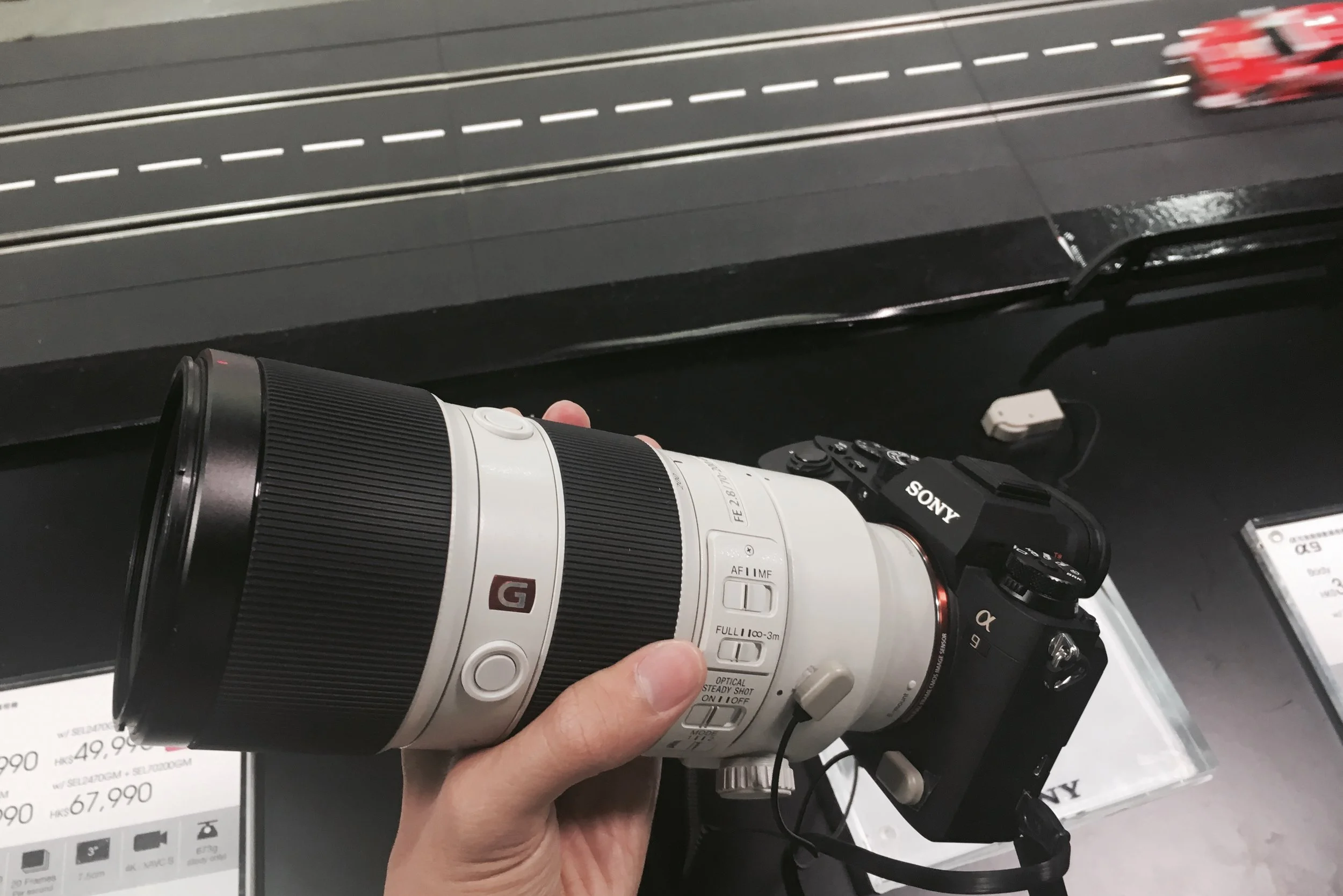 我最期待既畫面就係試玩 Sony A9,連埋新鏡 Sony FE 100-400mm F4.5-5.6 GM OSS 係幾重手,個 grip 係比 A7 系列大,但係本人手指比較長關係,唔能夠完全包實部機,不過我相信配以直度可以改善問題