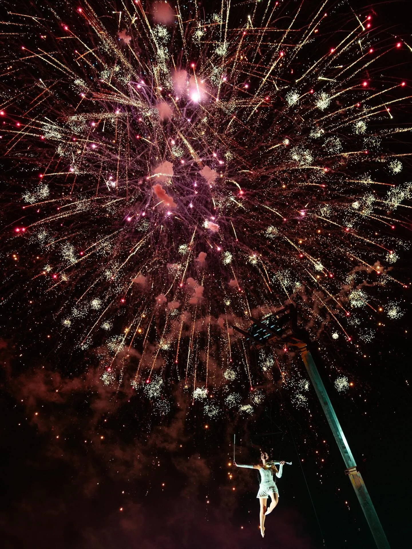 Still can&rsquo;t get over this night 🎆🎻🔥
Live violin, aerial performance, and fireworks &mdash; all in one breathtaking moment.
Huge thanks to @saul.baum for flying me high and @cirquebijou for their help making the magic happen.
Captured perfect