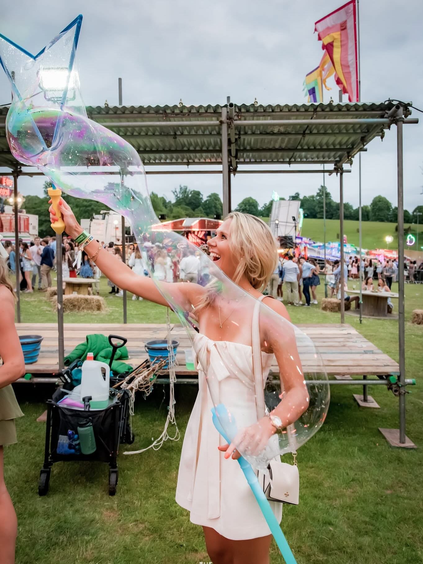 Some fabulous shots from a recent event bubbling. Bubbles can be incredibly interactive and hands on and it&rsquo;s a joy to see people get so excited about making bubbles.
#bubbles #event #corporateentertainment #joy