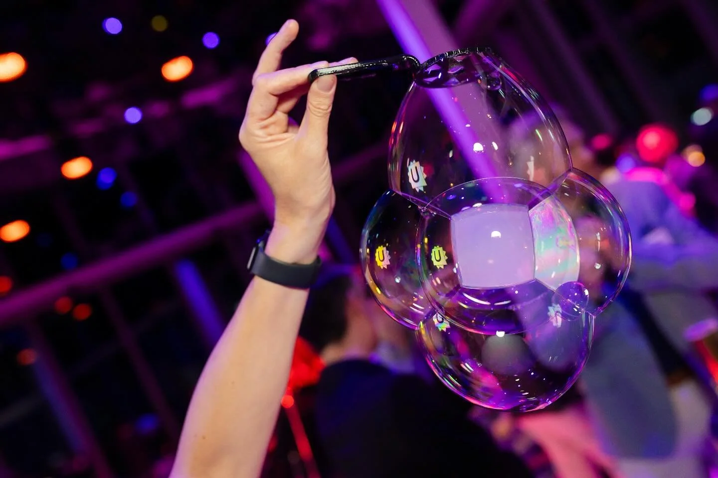 When bubbles have main character energy&hellip;.

As always, thank you Tom Noddy for inventing the cube

Photo: @qtheshot 

#bubblesandbusiness #bubbles #cube #corporateentertainment #soap #evententertainment