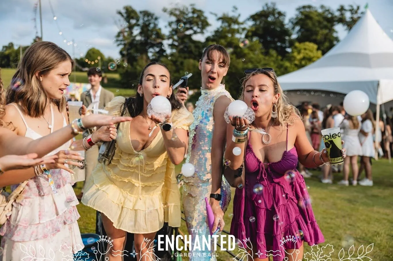 Finally sharing some 2025 magic ✨🫧
There&rsquo;s nothing better than watching a crowd completely surrender to bubbles &mdash; and they all understood the assignment at @the_egb 💙

Pure, unfiltered joy. This is why I do what I do. 🫧 

#BubblePerfor