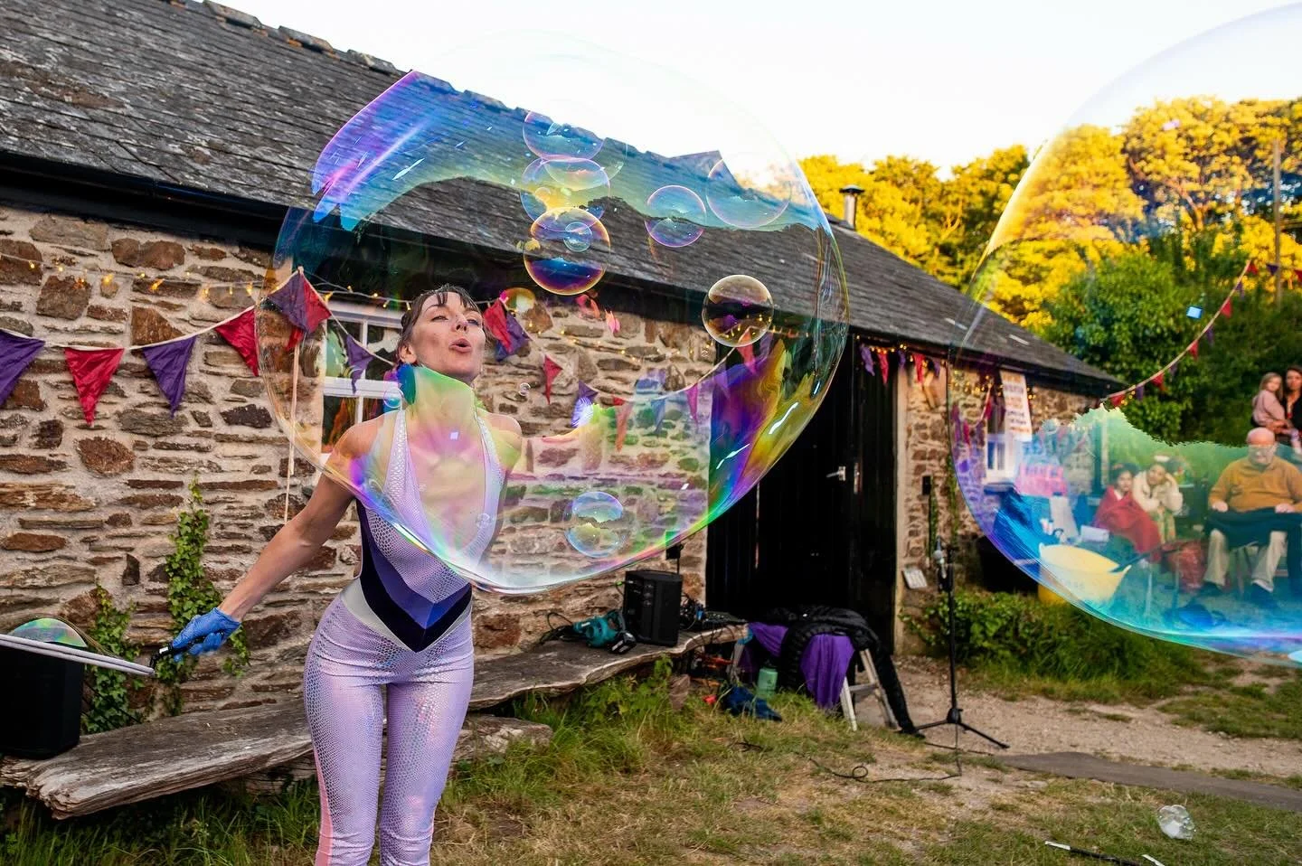 Performing an outdoor bubble show for a very special wedding @pocketfluffproductions. Thank you @gtedwards_studios for the fabulous photos. Catsuit by @burntsoulclothing 
#bubbles #wedding #loveisintheair #romance