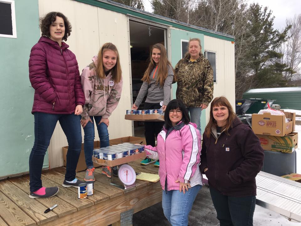 Pictured here are students Sam Rizzo, Zoe Stanford, Julianna Morse and Lana Evans (Pantry Volunteer) Standing are helping moms, Liz Rizzo and Jodi Morse.