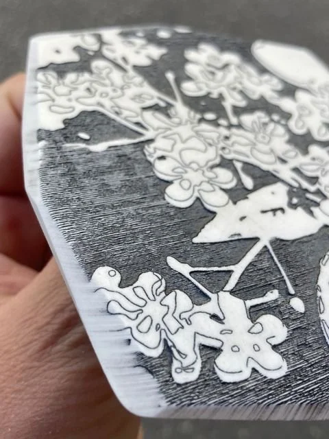 Handmade botanical brooch from the Botanical Traces jewellery series, featuring delicate laser-engraved flower details in plexiglass