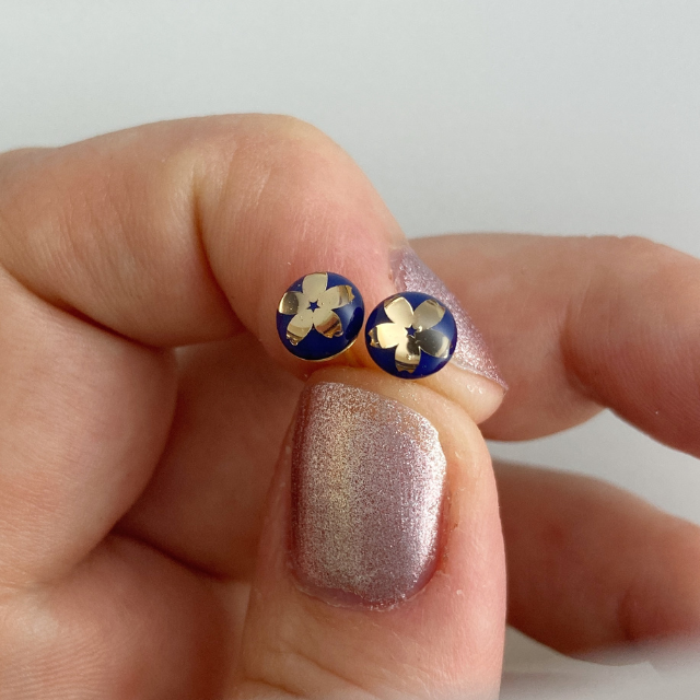 tiny sakura navy earrings 01.png