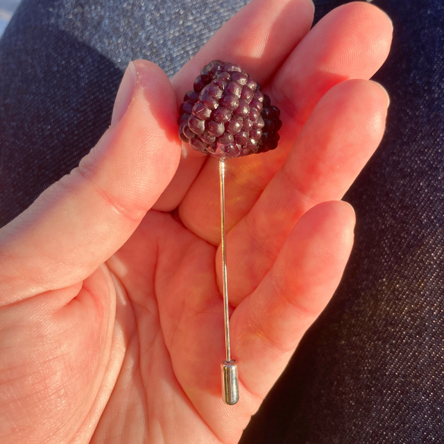 Blackberries brooch 2.png