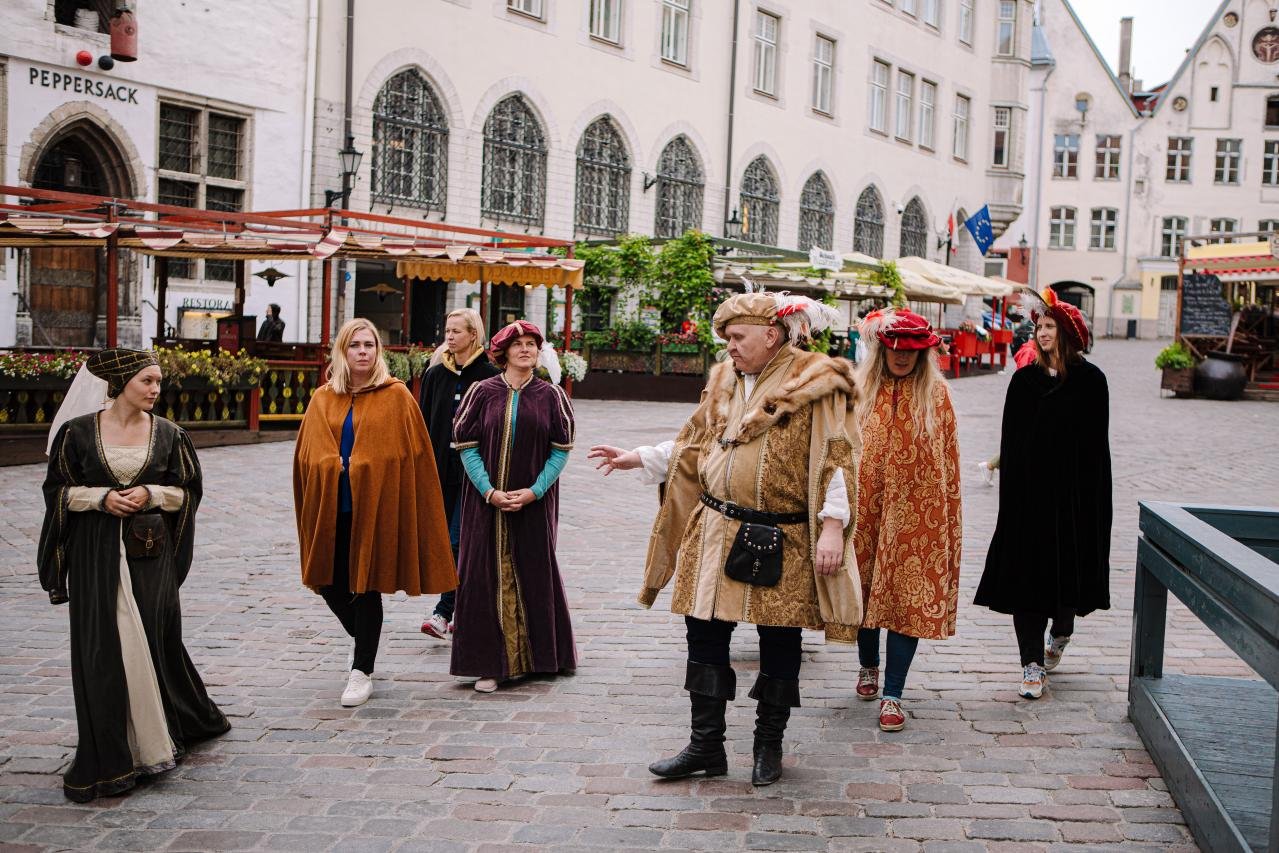 tallinn-medieval-old-town-walking-tour-costumed-persons.jpeg