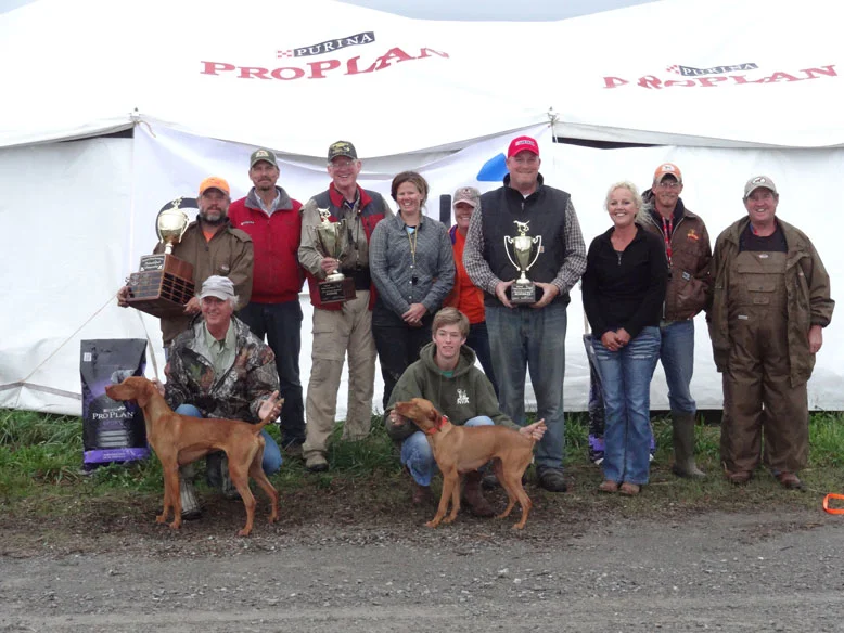 Quail Championship BACK: JAIME FOUNTAIN, ROBERT TOMCZAK; JUDGES: MIKE CROUSE AND MARY CROUSE SCHALK, STEPHANIE FIDLER, BRIAN GINGRICH, CARRIE SYCZYLO, BRIAN FIDLER, AND RON CHENOWITH. FRONT: MARK JOHNSON WITH THE WINNER, A CASE FOR JT BECKER, AND ANDREW FIDLER WITH RUNNER UP, BURR OAK'S ELLIE MAE.