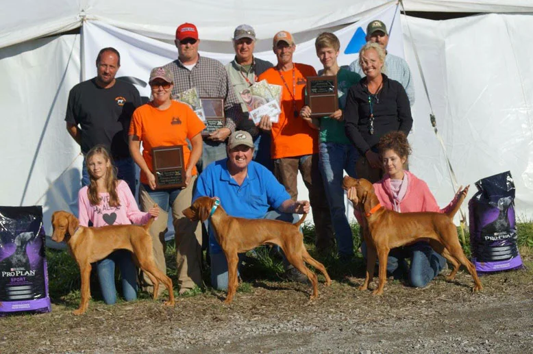 QUAIL DERBY CLASSIC BACK: JUDGE: PETER COPPENS, STEPH FIDLER, BRIAN GINGRICH JUDGE: MARK JOHNSON, BRIAN FIDLER, ANDREW FIDLER, CARRIE SYCZYLO, ROBERT TOMCZAK. FRONT: CARLIE SYCZYLO WITH THE WINNER FIDDLER'S BIG FINALE, RON CHENOWETH WITH RED BANGERT'S RED BARON, AND MIKAYLE SYCZYLO WITH FIDLER'S CK RAGIN BULL.