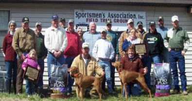 Open Champions: Front Row: Barry Bassingthwaite with OnPoints Tuff Stuff and Carol Burjan with Kal-Kam’s Go Girl Standing: Bernadette Spacarelli, Mike and Lauren Lundy, Bill Linnig, John Reid (handler), Will Langley (wrangler), Ned Myers (judge), Stella Lang, Kelley Hansen (owner), Daniel Burjan (handler), Jim Blumentritt, Gordon Long, Tammy Hansen, Ken (wrangler), Mike Kindler (judge), Greg Konan, and Ray Cooper