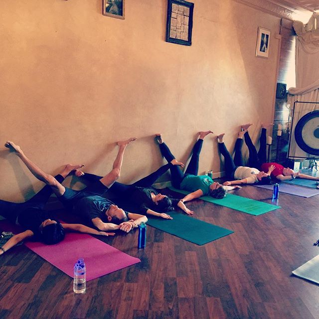 #happyplace #happyplaceonearth #happyyogis #yogateachertraining #yogateacher #viparitakarani #legsupthewall #legsupthewallvariation #essenciayoga #postpractice #lettinggo #legsupthewall #legsworkout
