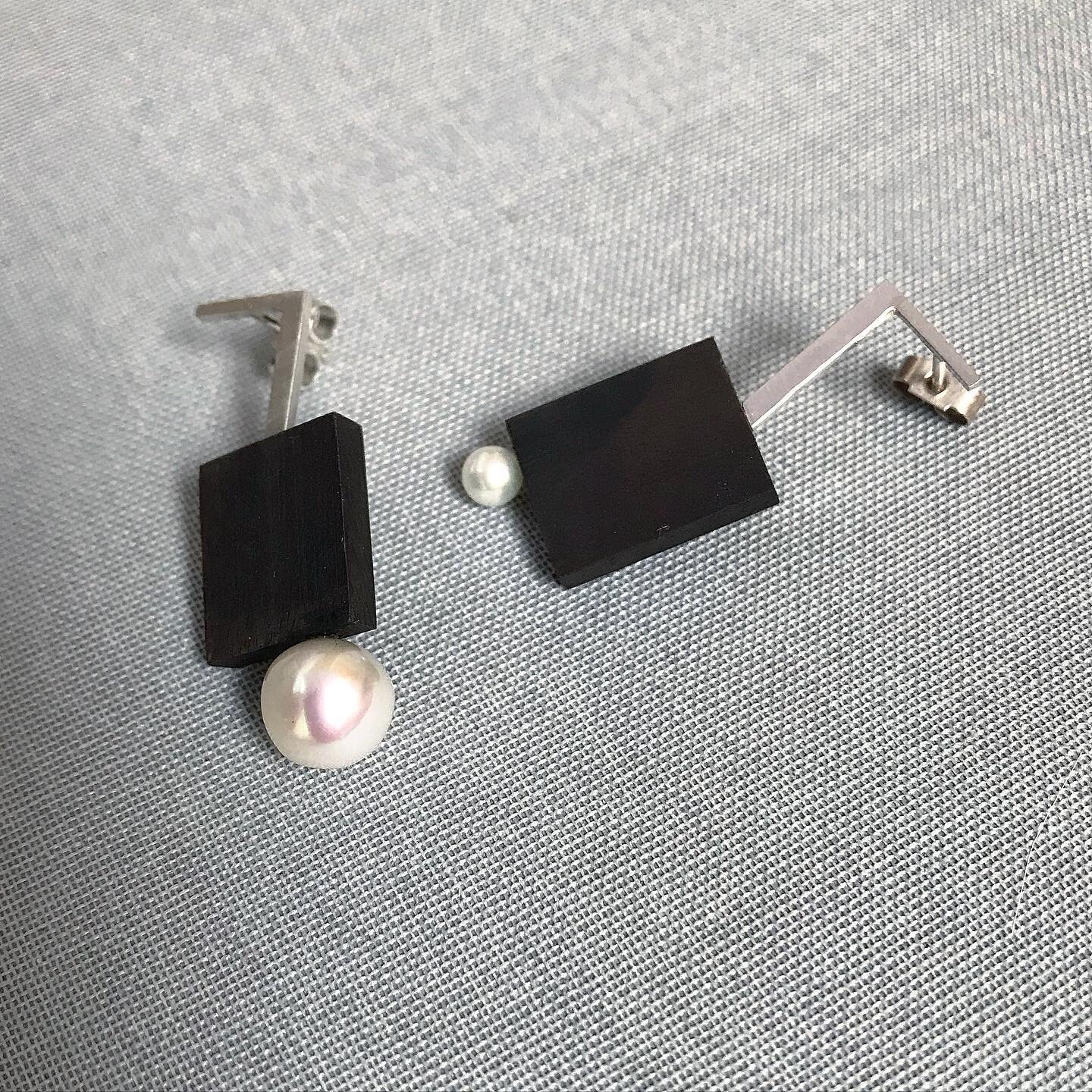 Almost matching pairs, part of my #30dayearringchallenge #30daydesignchallenge you might be able to see these @dazzleexhibitions @dovecotstudios this month 
#pearls #ebony #silver #earrings #bauhaus #sophietaeuberarp #wearableart #geometric #jeweller