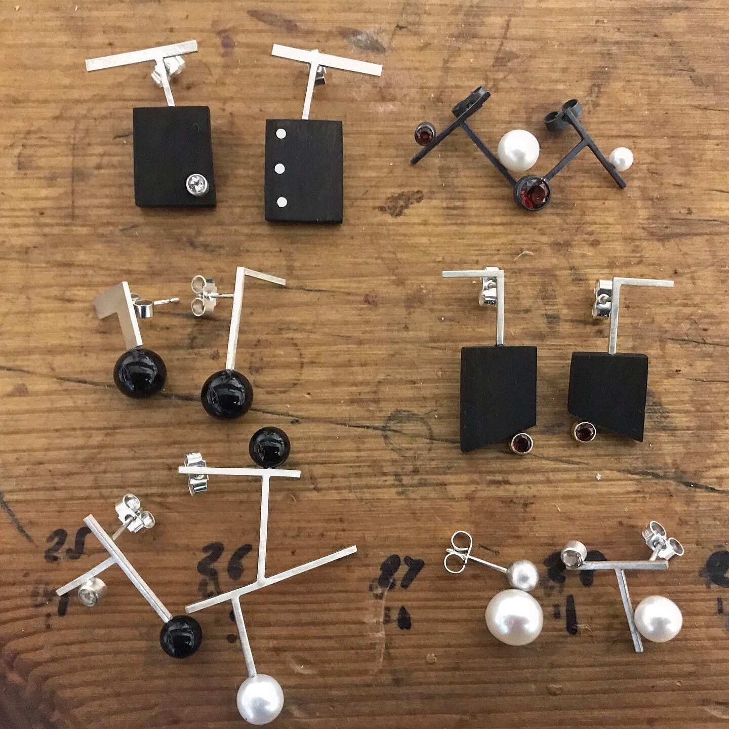 I have been busy behind the scenes with my #30dayearringchallenge. It became clear that I needed to make pairs. Pairs but not completely matching. Here are a few ready to be sent to @dazzleexhibitions @dovecotstudios @edfringe.
#earrings #bauhaus #si