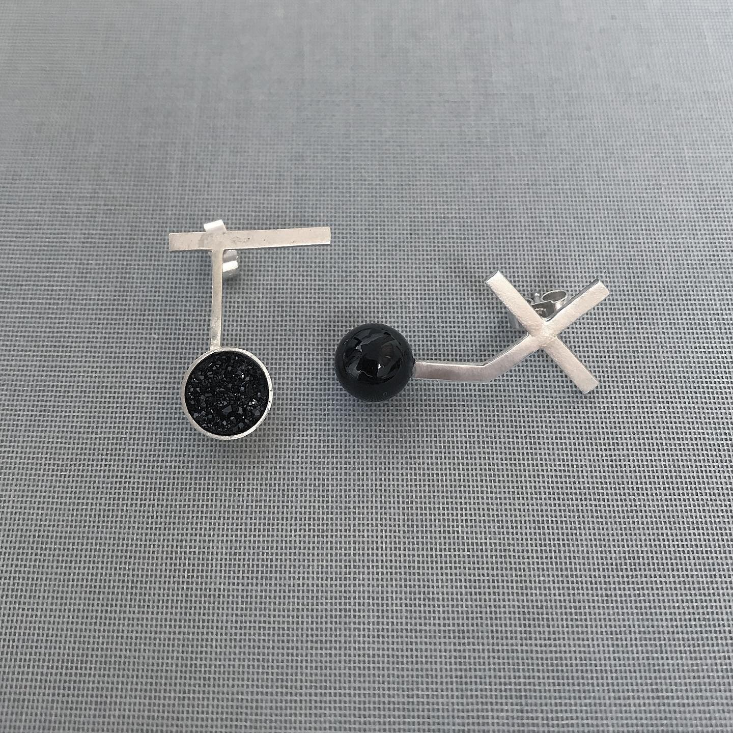 More from the #30dayearringchallenge These are @dazzleexhibitions @edfringe @dovecotstudios
#bauhaus #wearableart #druzy #silver #earrings #onyx #sophietaeuberarp