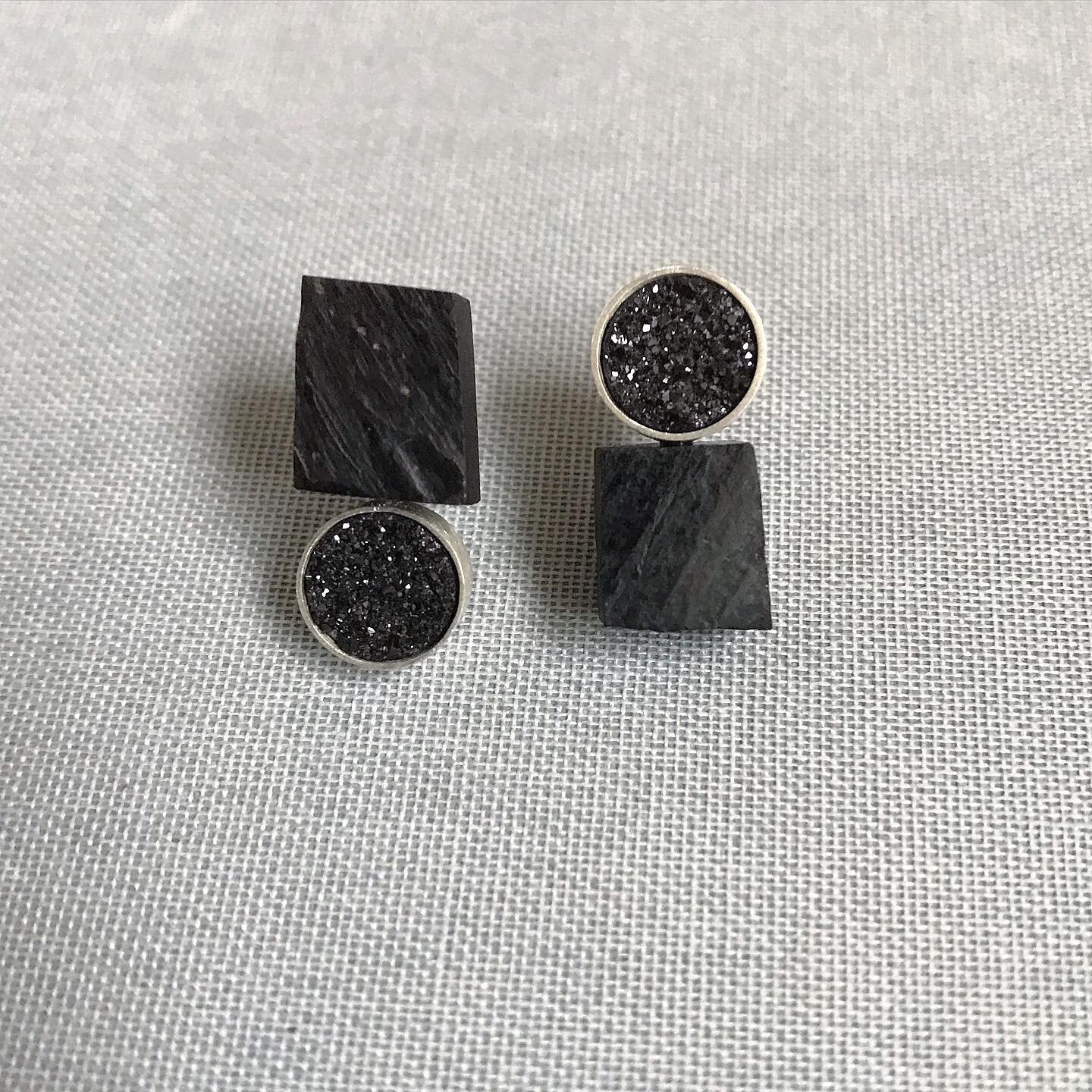 Opposite pairs #30dayearringchallenge
I&rsquo;ve managed to make 27 pairs of earrings during this time. All different! I will revealing more later. These will be going to @dazzleexhibitions @dovecotstudios
#whitbyjet #bauhaus #druzy #silver #earrings