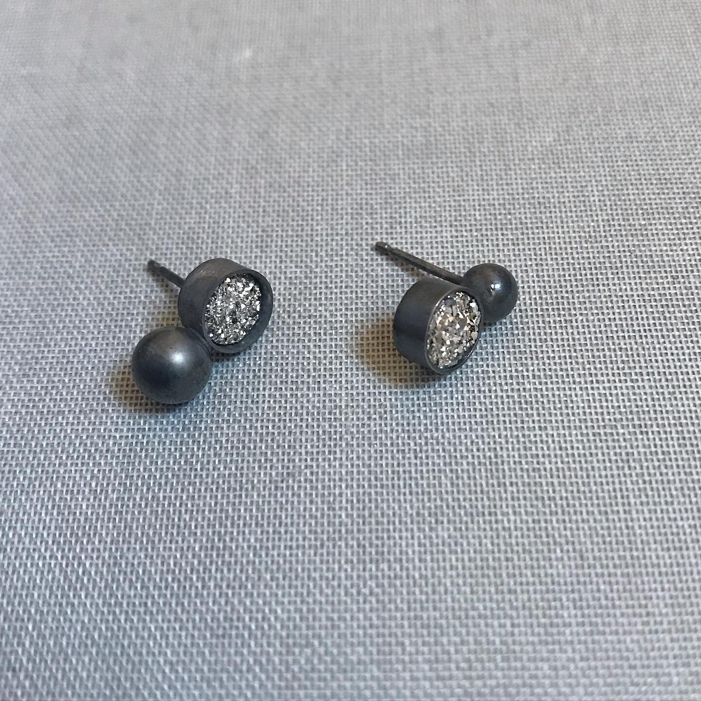Getting smaller! Thinking about pairs. Mix and match singles or paired similar pieces together? 
#30dayearringchallenge #30daydesignchallenge #earrings #studearrings #oxidisedjewellery #druzy #black #silver #bauhaus #wearableart
