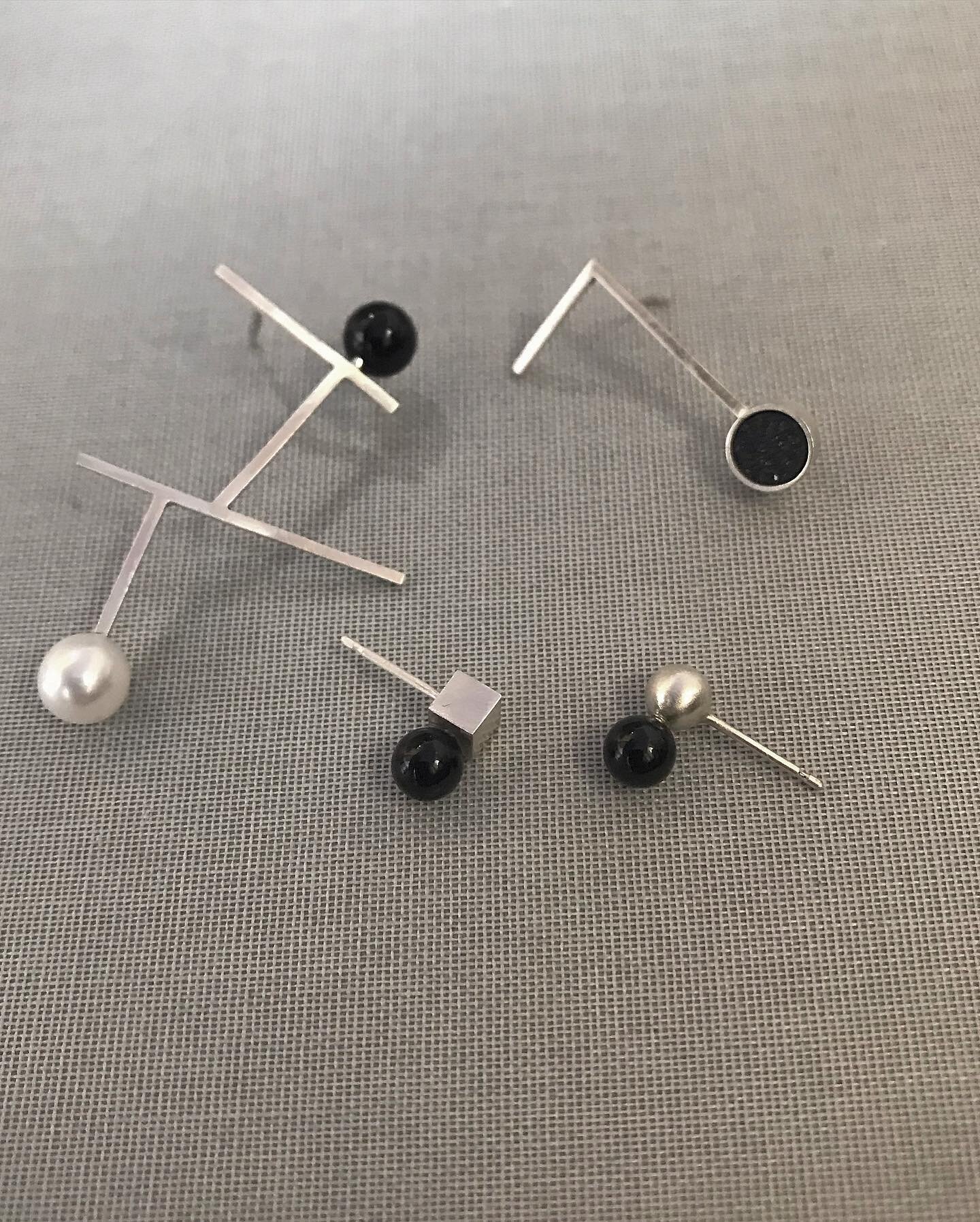 Keeping up! Still loads in the pipe line. Making smaller earrings too. Who says they have to match?
#earrings #30daydesignchallenge #30dayearringchallenge #silver #druzyagate #onyx #pearl #geometricjewellery #bauhaus #mismatch #wearableart #wearables