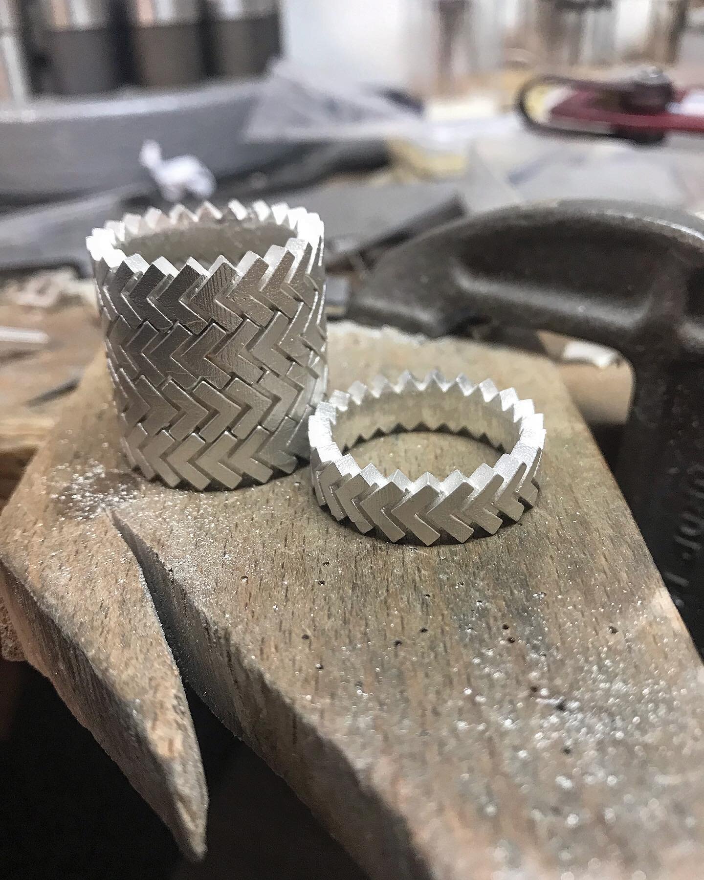 On the bench today. #benchpegselfie #onthebench #rings #ringstack #ringsofinstagram #silvering #silver #geomtricjewellery #mensfashion #menstyle #mensrings