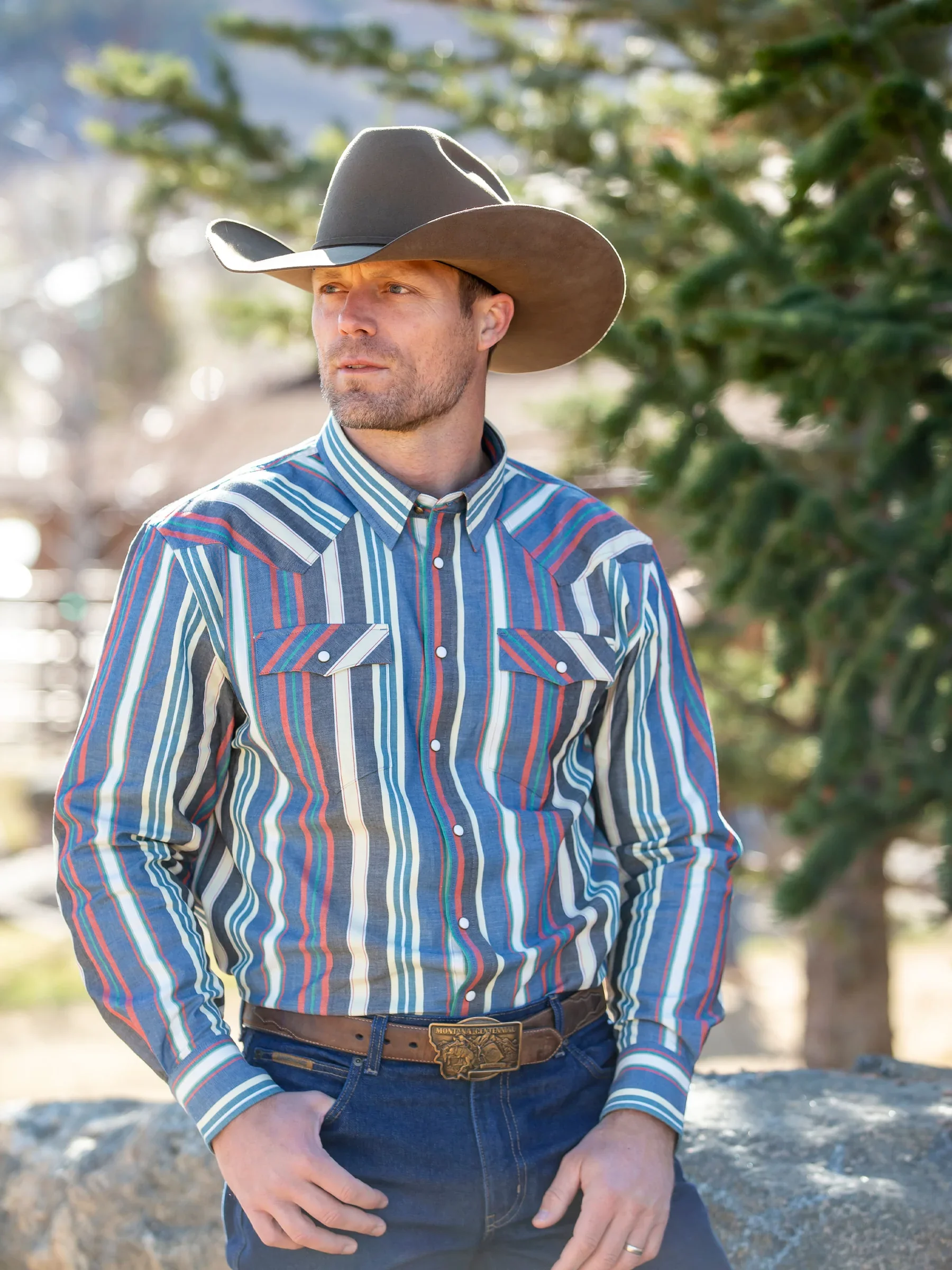 2101_western-stretch-snap-shirt_montrose_lifestyle-2.webp