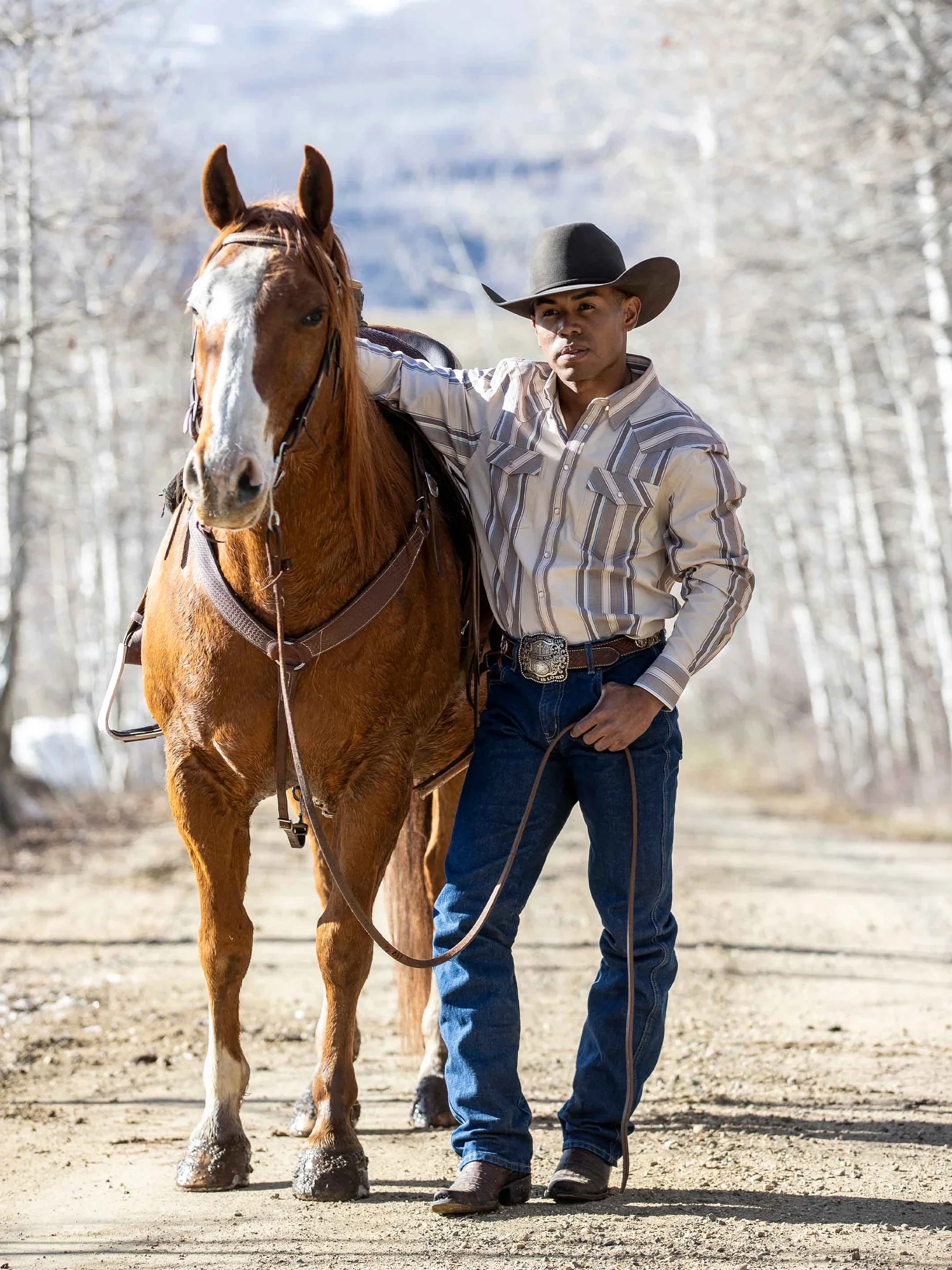 2101_western-stretch-snap-shirt_gruene_lifestyle-1.webp