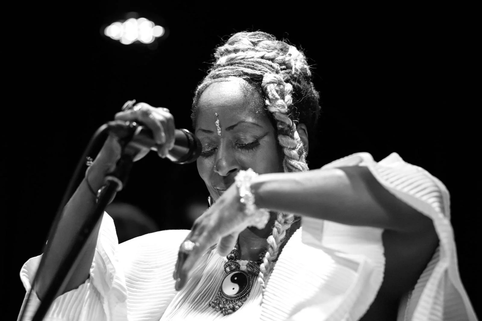 Dvora Davis  - Bond, Bassey &amp; Jazz