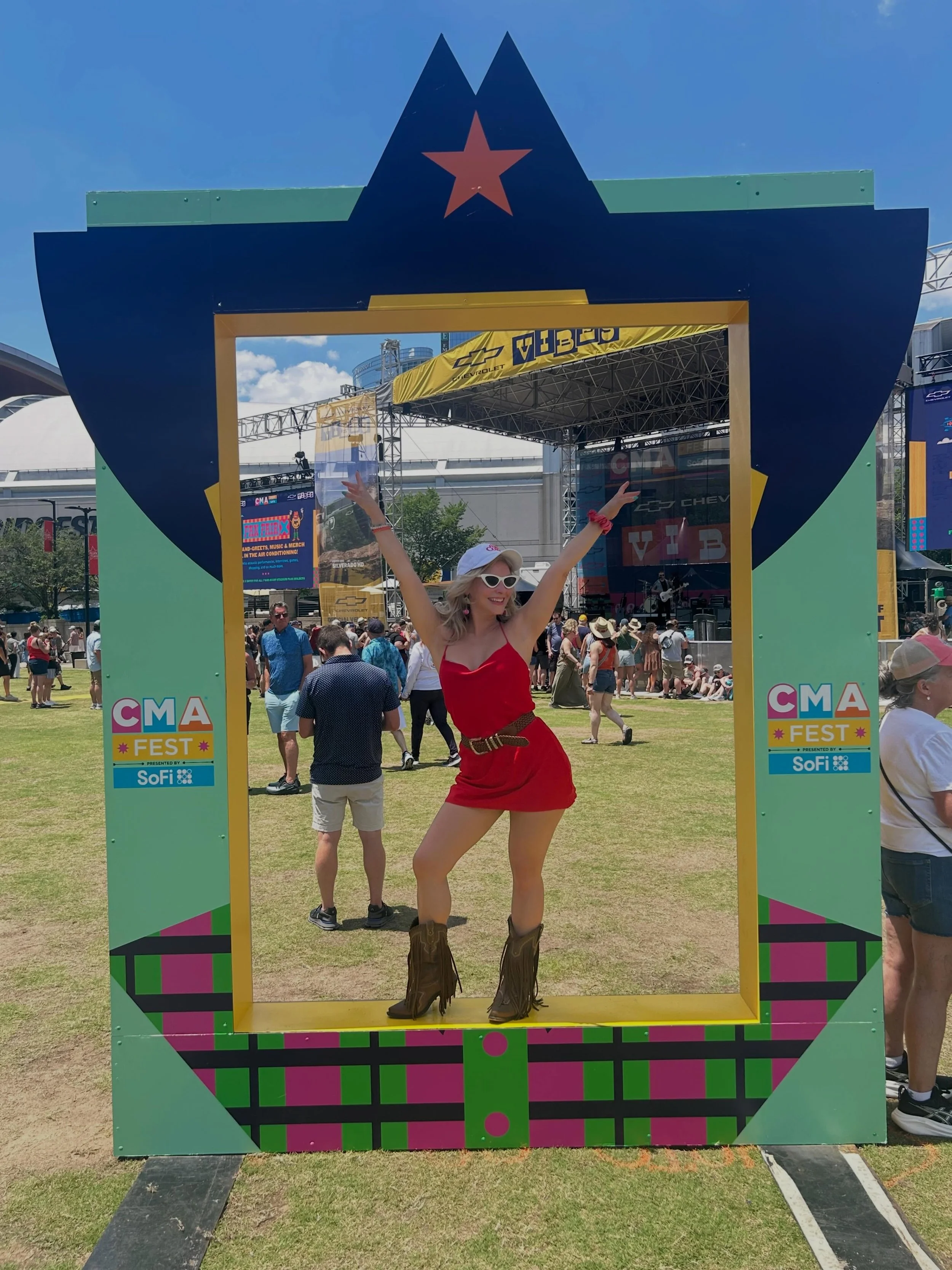 blessed to live in nashville and be able to boop and bop all over @cma fest. 🤠✨

yesterday was a whirlwind, in the best way. riverfront stage with @russelldickerson, a rooftop pool party with @dustinlynch, and ending the day watching @davidfoster wo