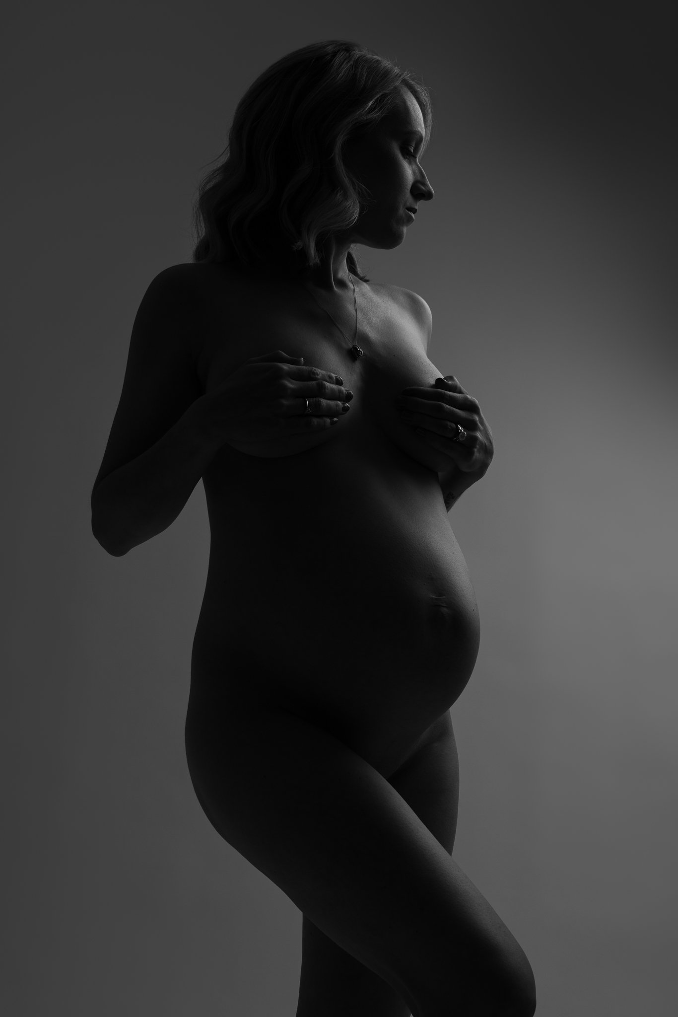 Gorgeous maternity portait by Philadelphia photographer Aliza Schlabach