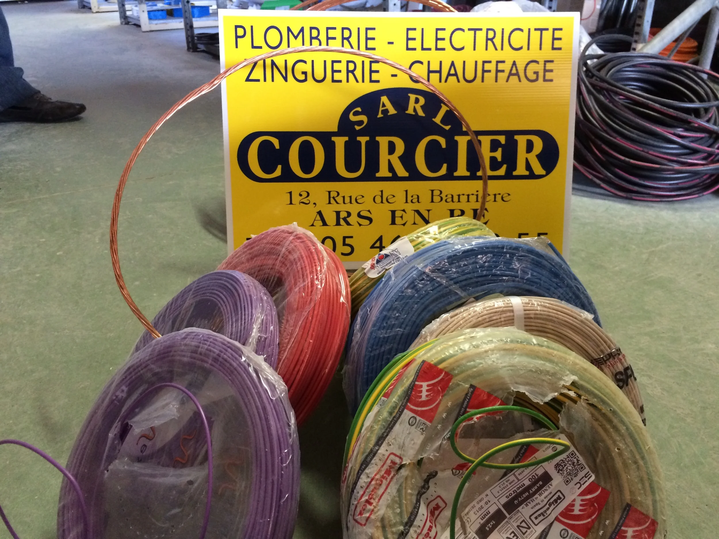 Fils électriques de diverses couleurs pour distribution sous gaine