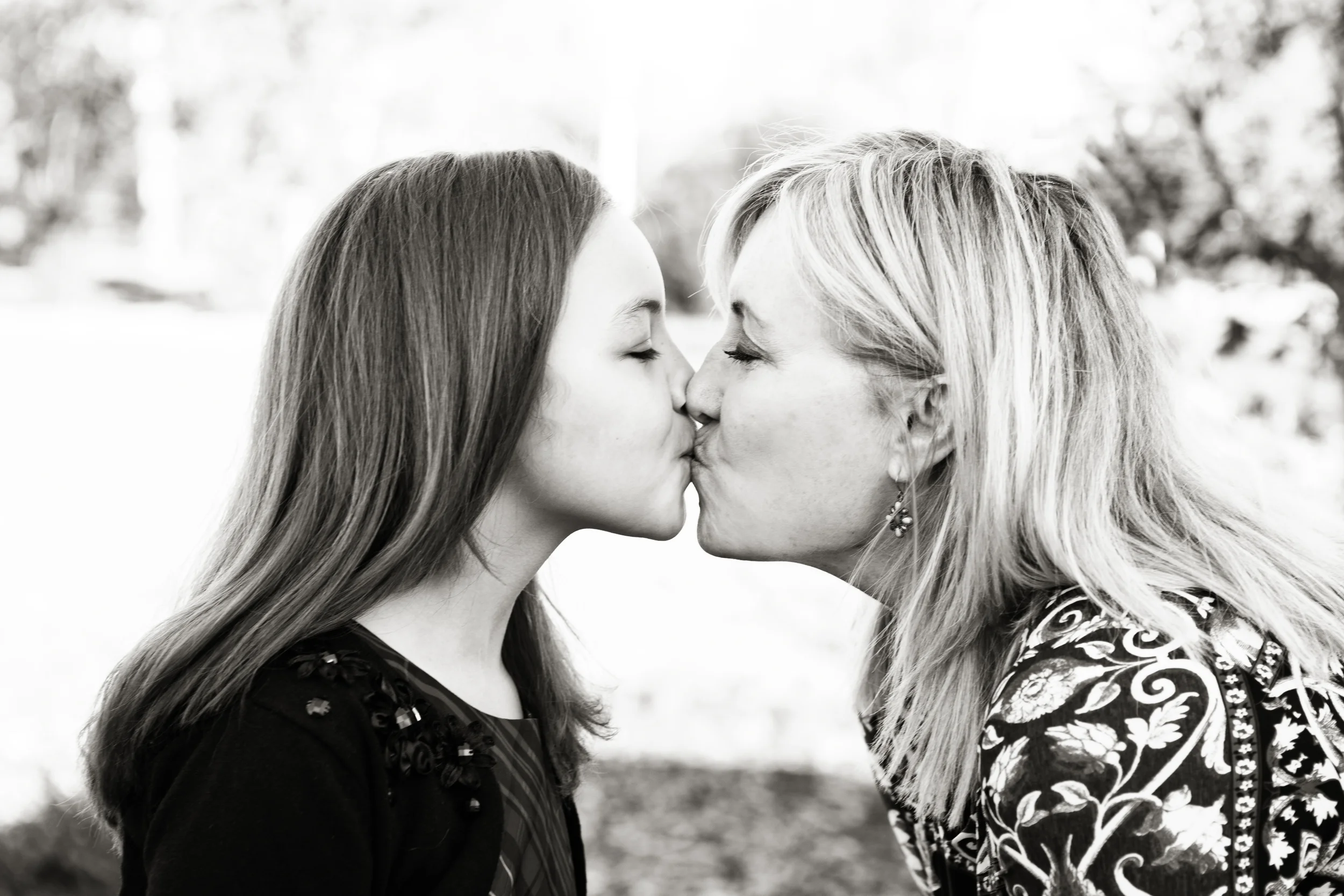 kissbw.jpg