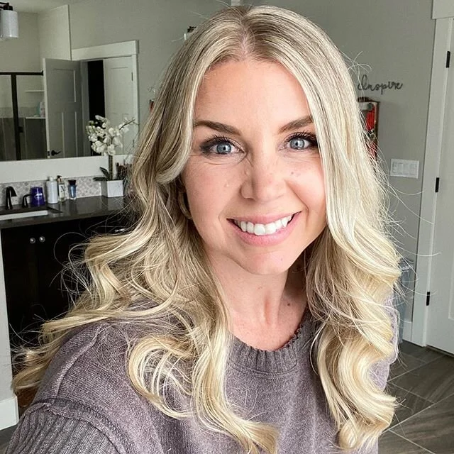 A throw back to when I wore makeup and washed my hair. 🤷🏼&zwj;♀️ I thought I would introduce myself to new followers and for anyone else bored enough to get to know me better. 🤪 Since I am a high school senior photographer in Portland, OR, I thoug