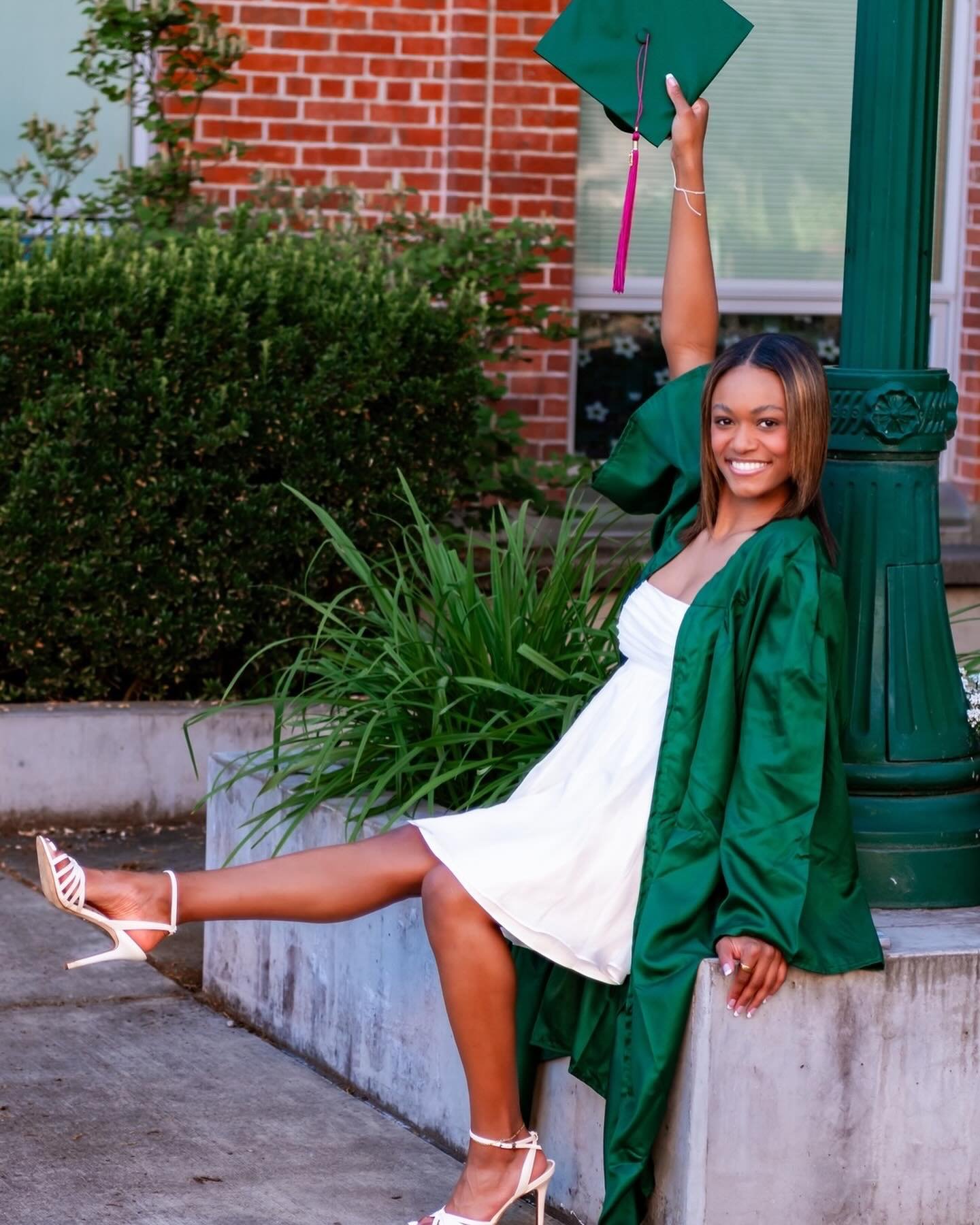 It is graduation season!  Such an exciting time of year.  Congrats to all of my favorite graduating seniors, @tarynrd being one of them!  I had SO much fun photographing this gorgeous girl for her college graduation from the University of Oregon. I a